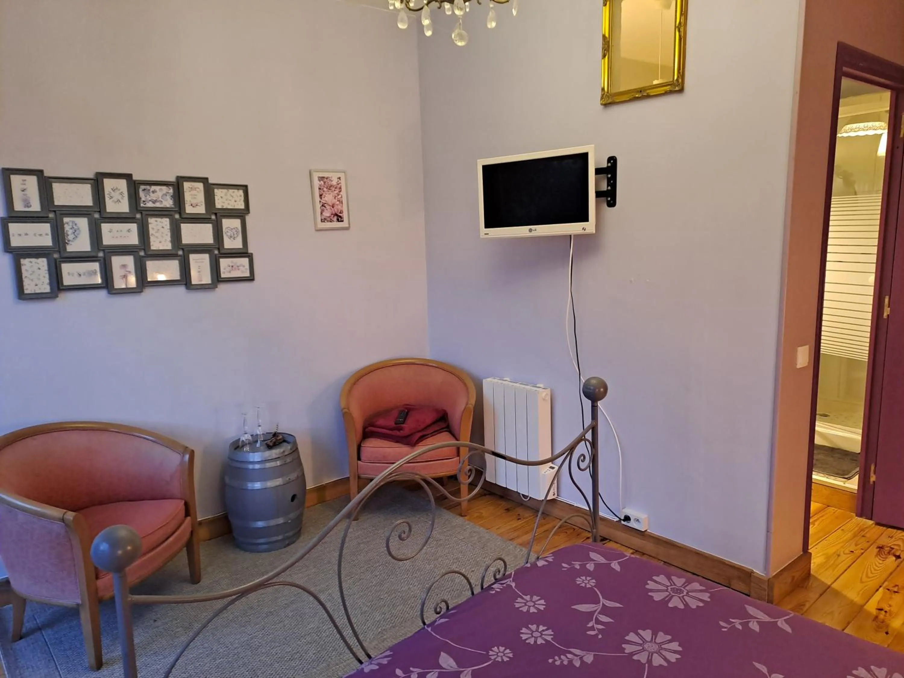 Communal lounge/ TV room, Bed in La Cadournaise