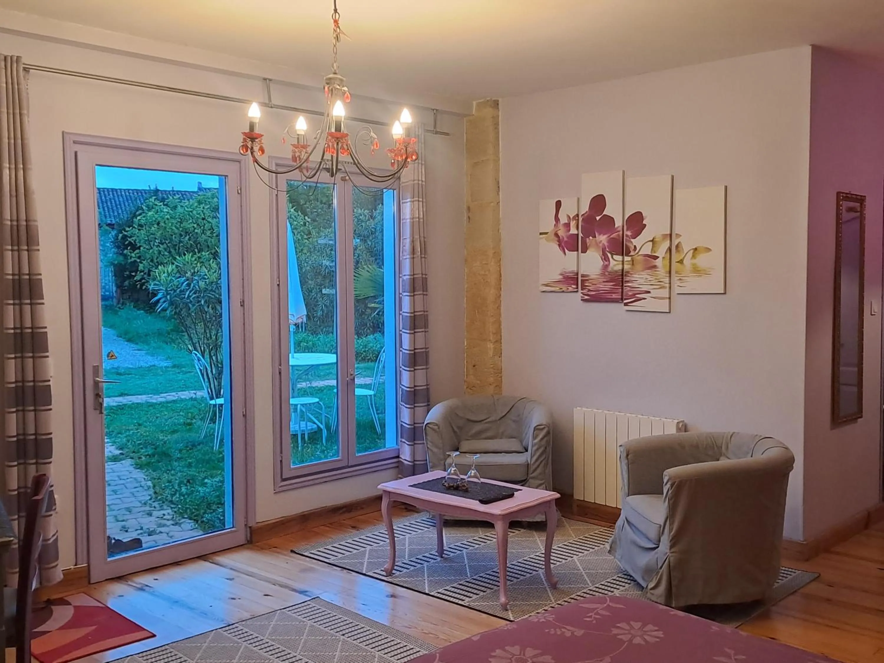 Seating area in La Cadournaise