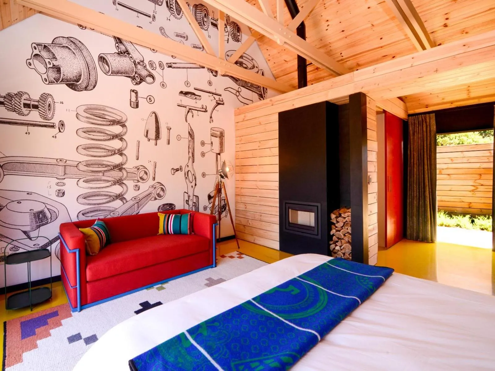 Luxury Queen Room in PitStop Lodge