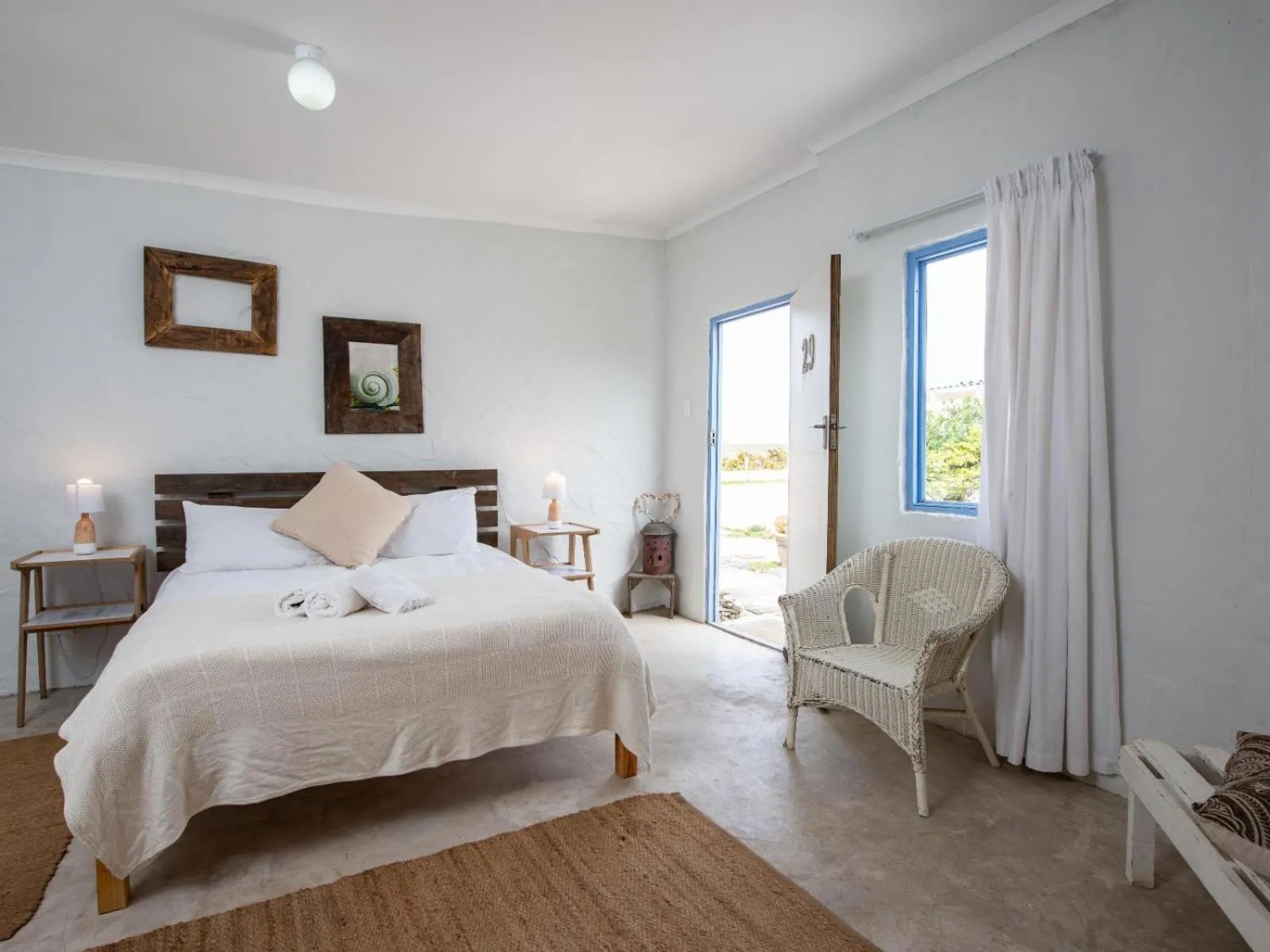Property building, Bed in Strandkombuis