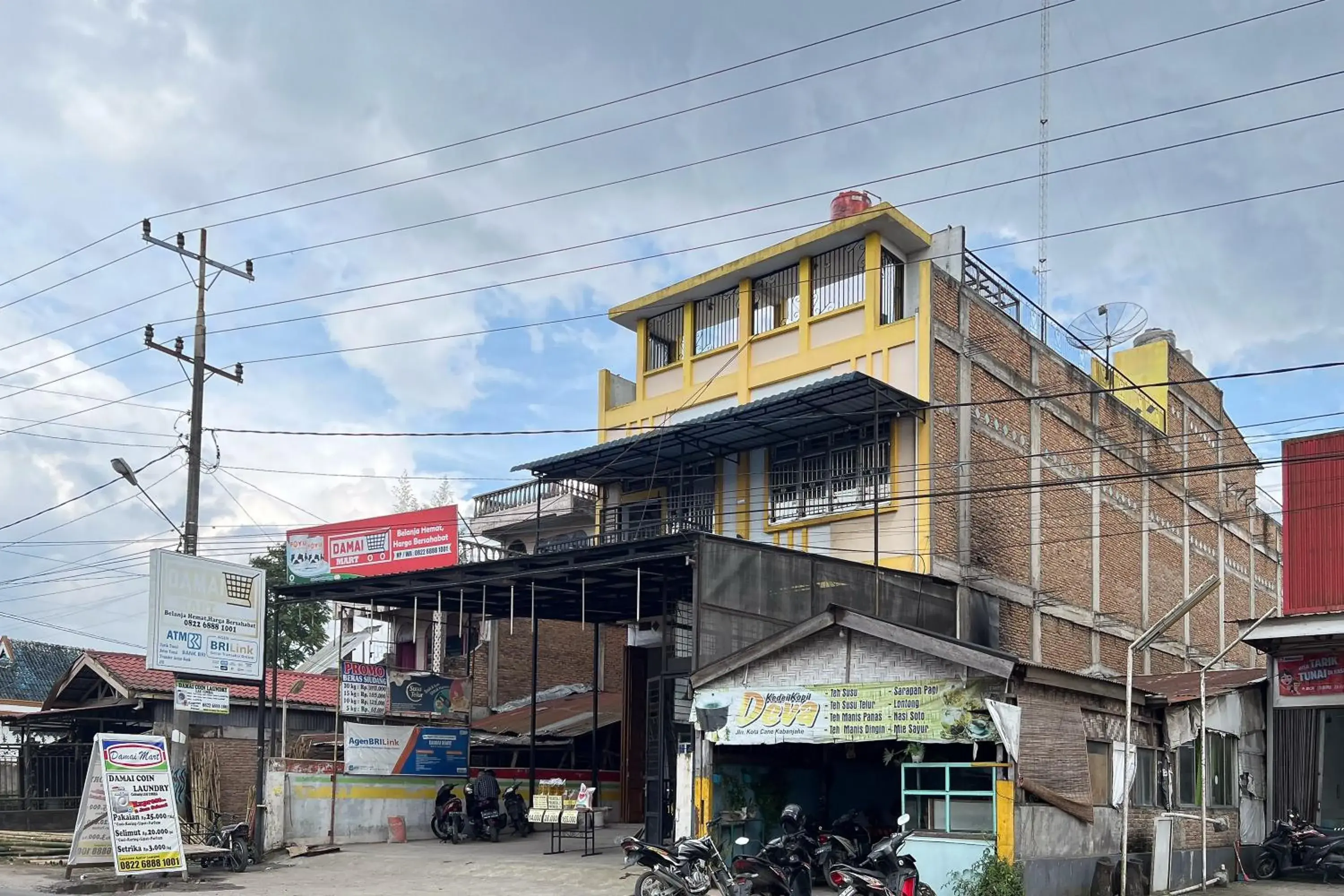 Property building in RedDoorz At Damai Guest House Kabanjahe Property building in RedDoorz At Damai Guest House Kabanjahe