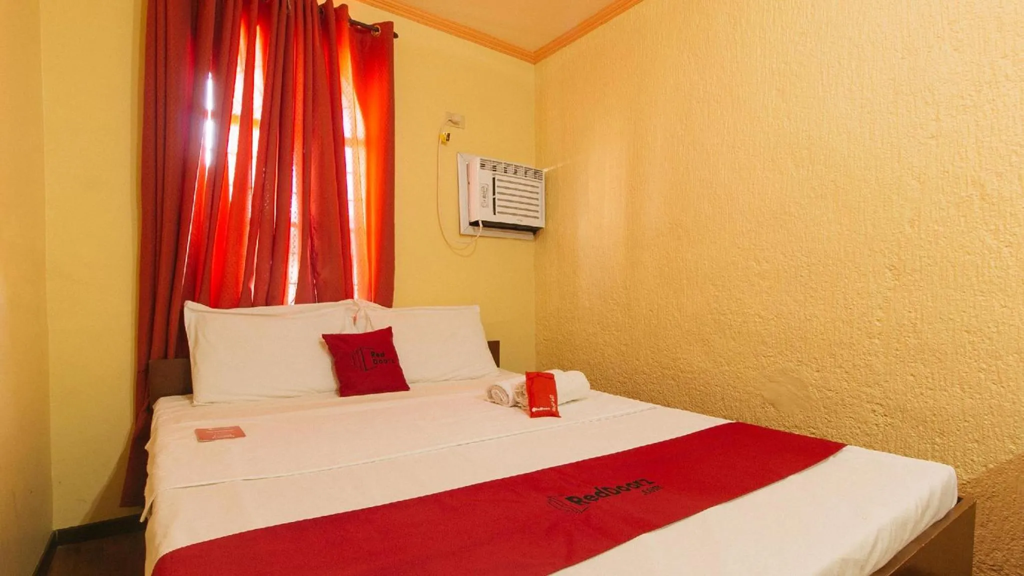 Bed in RedDoorz near SM Batangas City