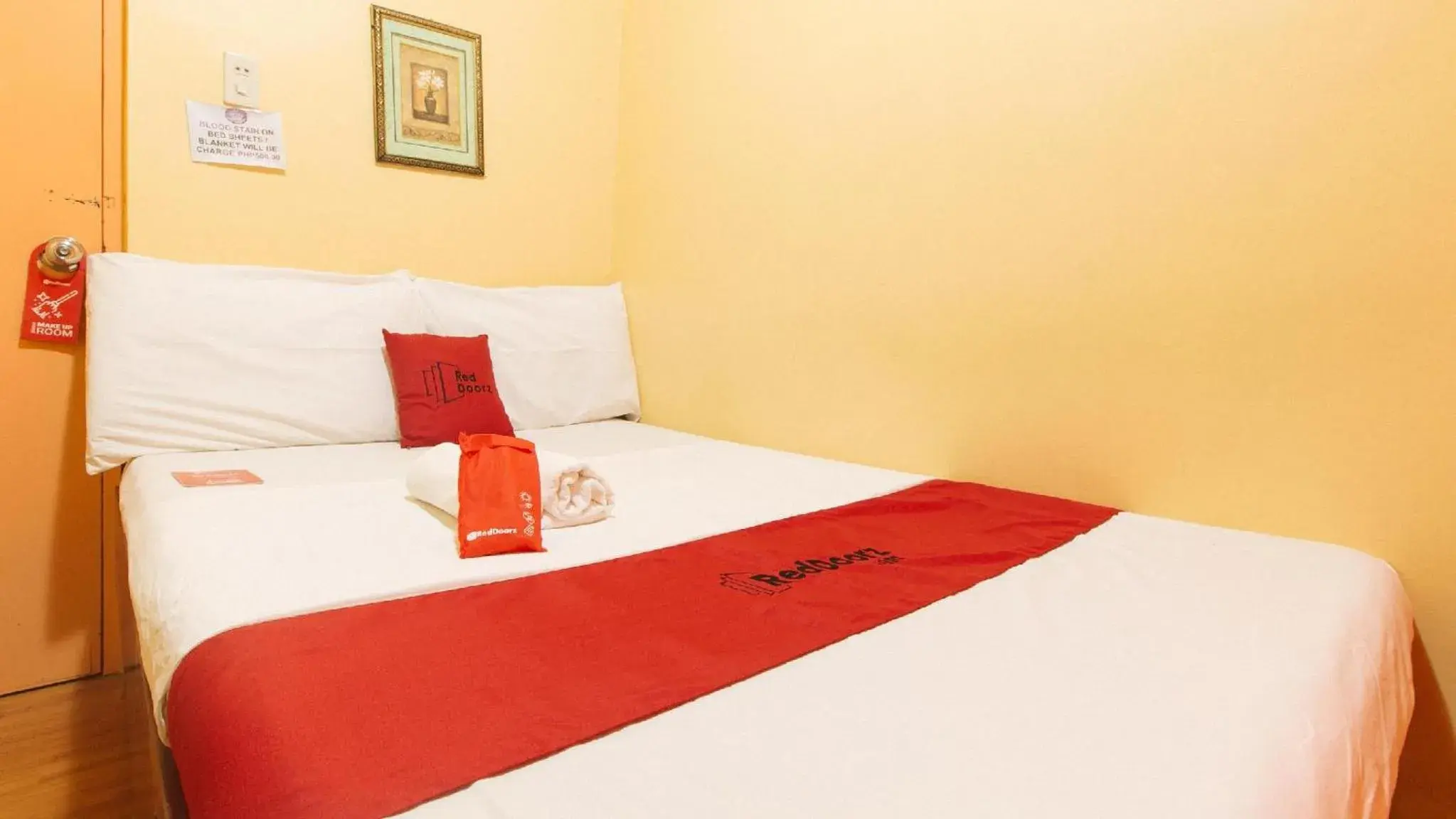 Photo of the whole room, Bed in RedDoorz near SM Batangas City Photo of the whole room, Bed in RedDoorz near SM Batangas City