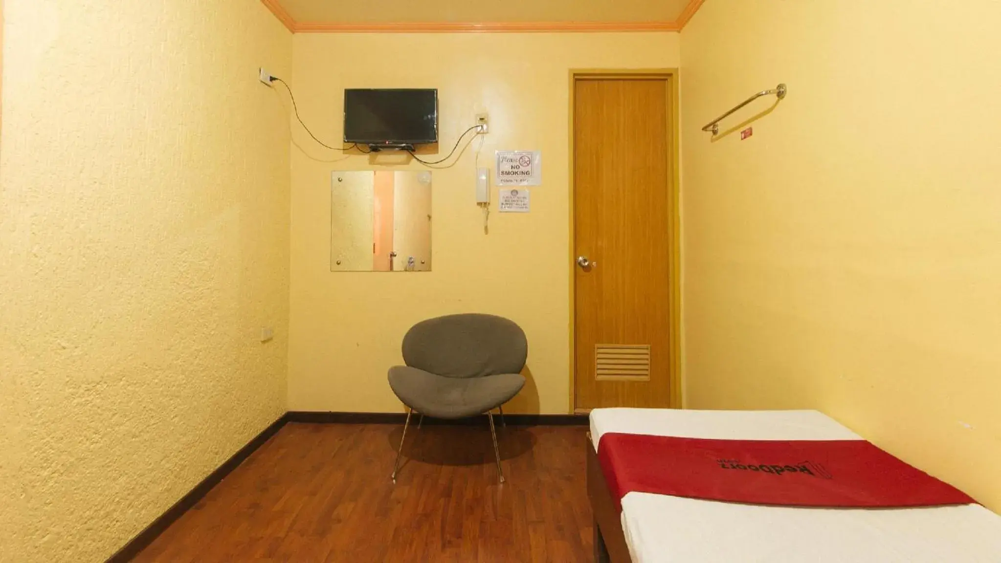 TV and multimedia, Bed in RedDoorz near SM Batangas City TV and multimedia, Bed in RedDoorz near SM Batangas City