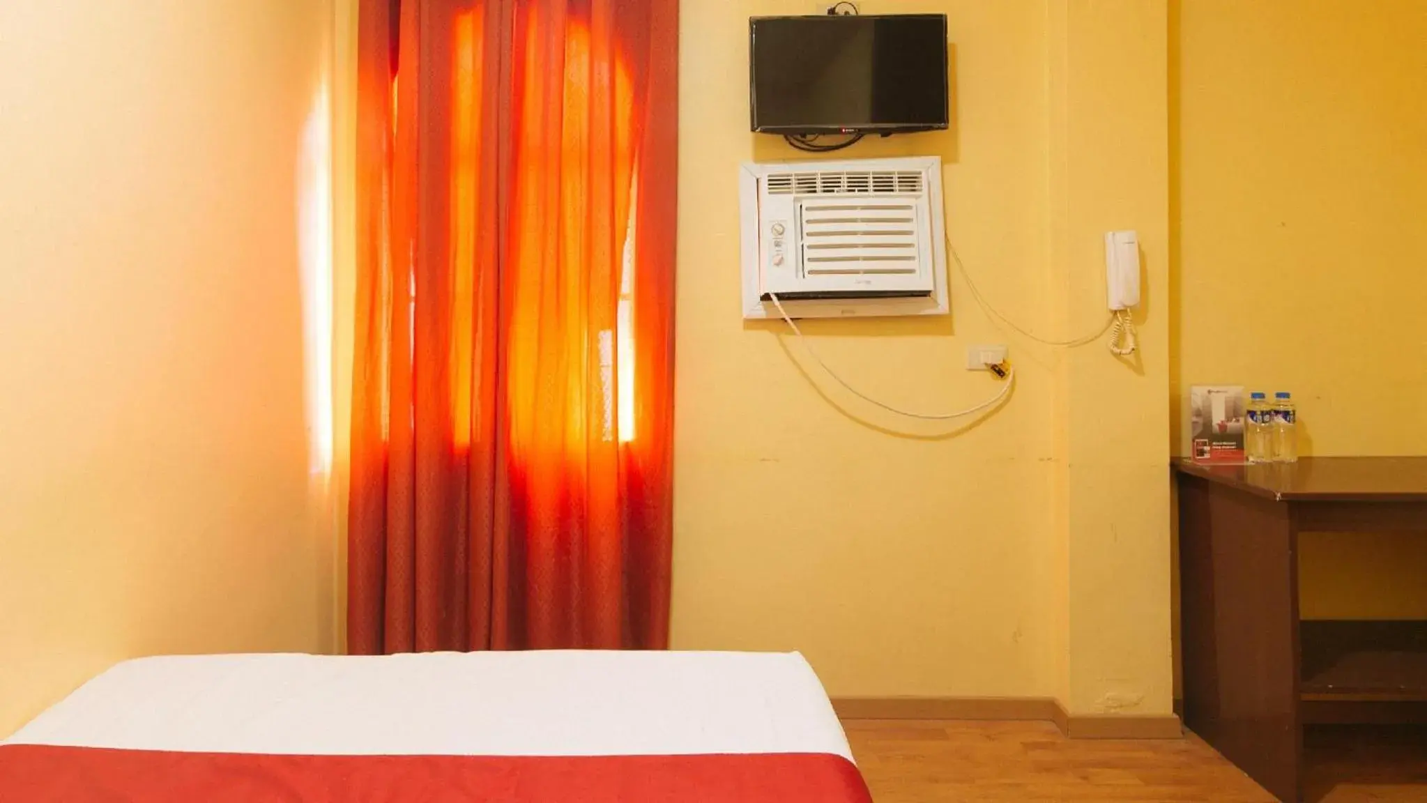 TV and multimedia, Bed in RedDoorz near SM Batangas City TV and multimedia, Bed in RedDoorz near SM Batangas City