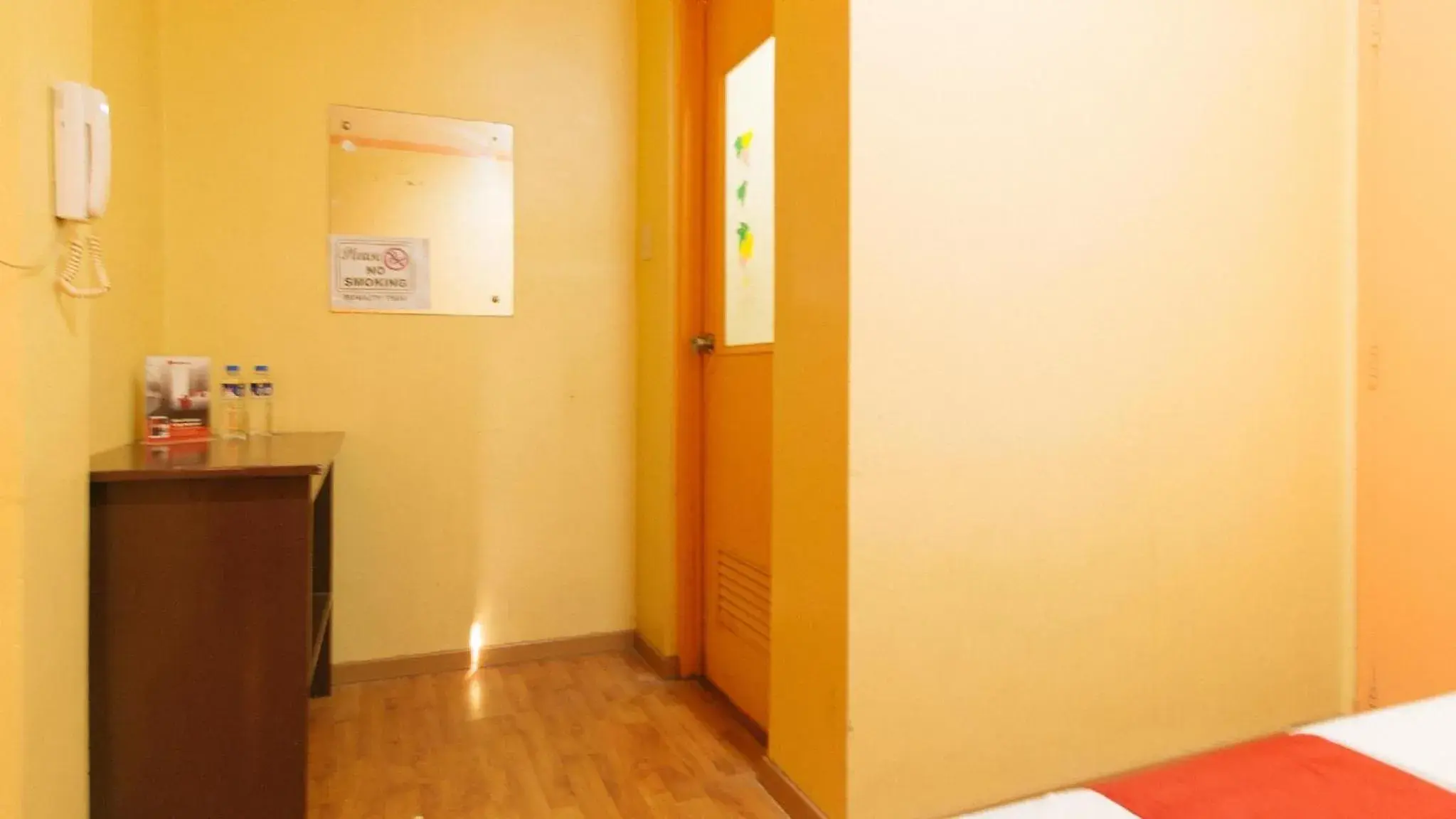 Photo of the whole room, Bed in RedDoorz near SM Batangas City Photo of the whole room, Bed in RedDoorz near SM Batangas City