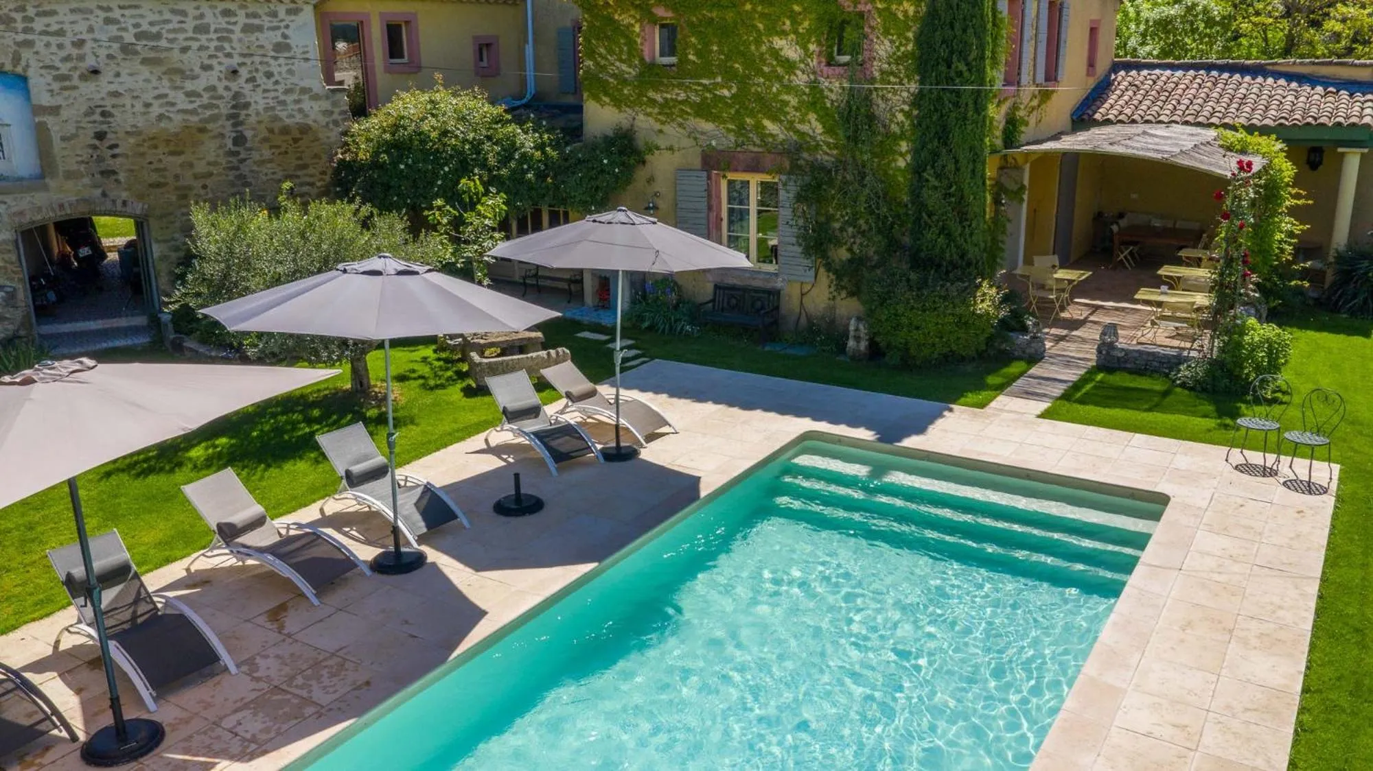 Swimming pool in La Demeure de Cybèle - Gite de charme pour 10 personnes en Drôme Provençale