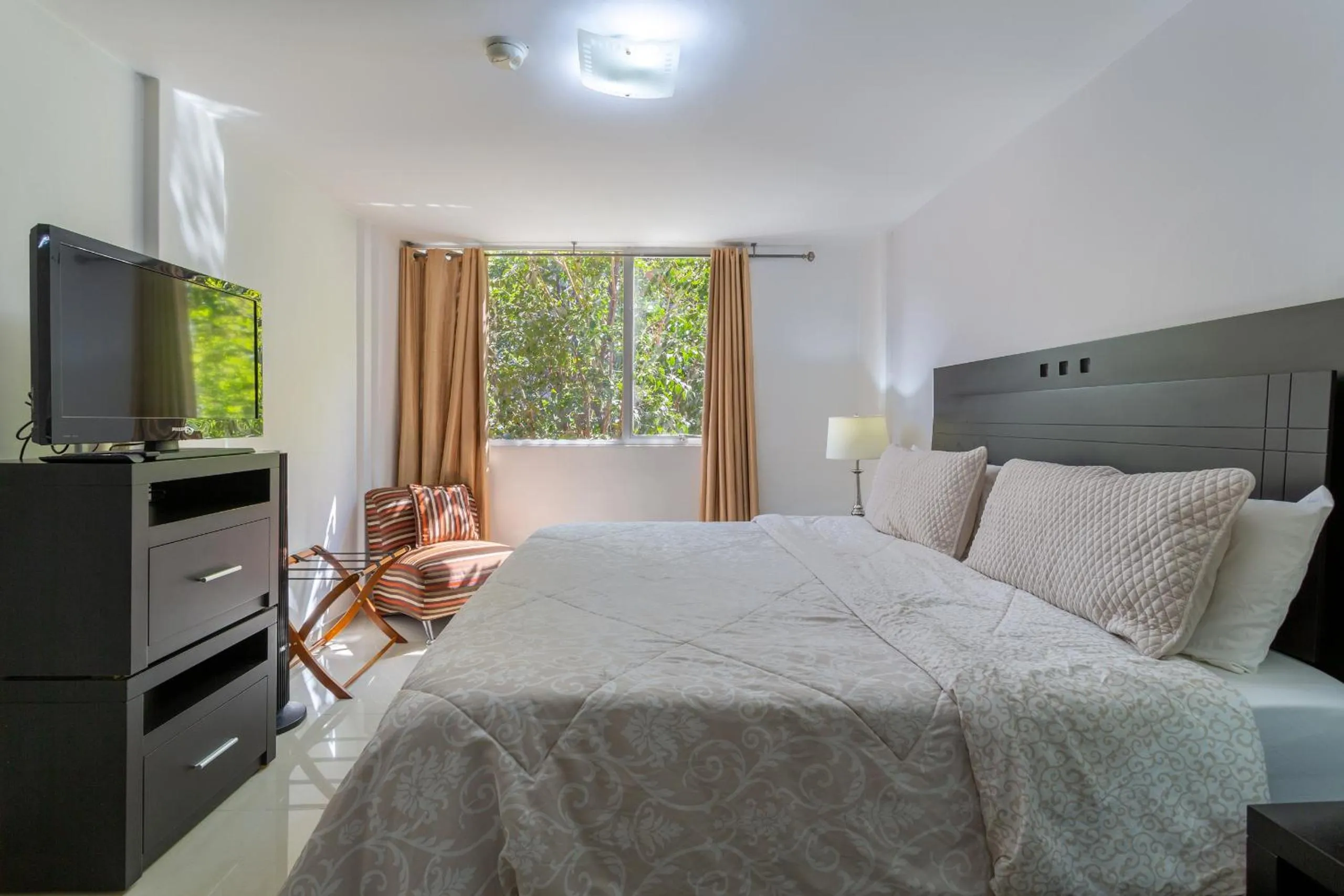 Communal lounge/ TV room, Bed in Suites 259 Condesa