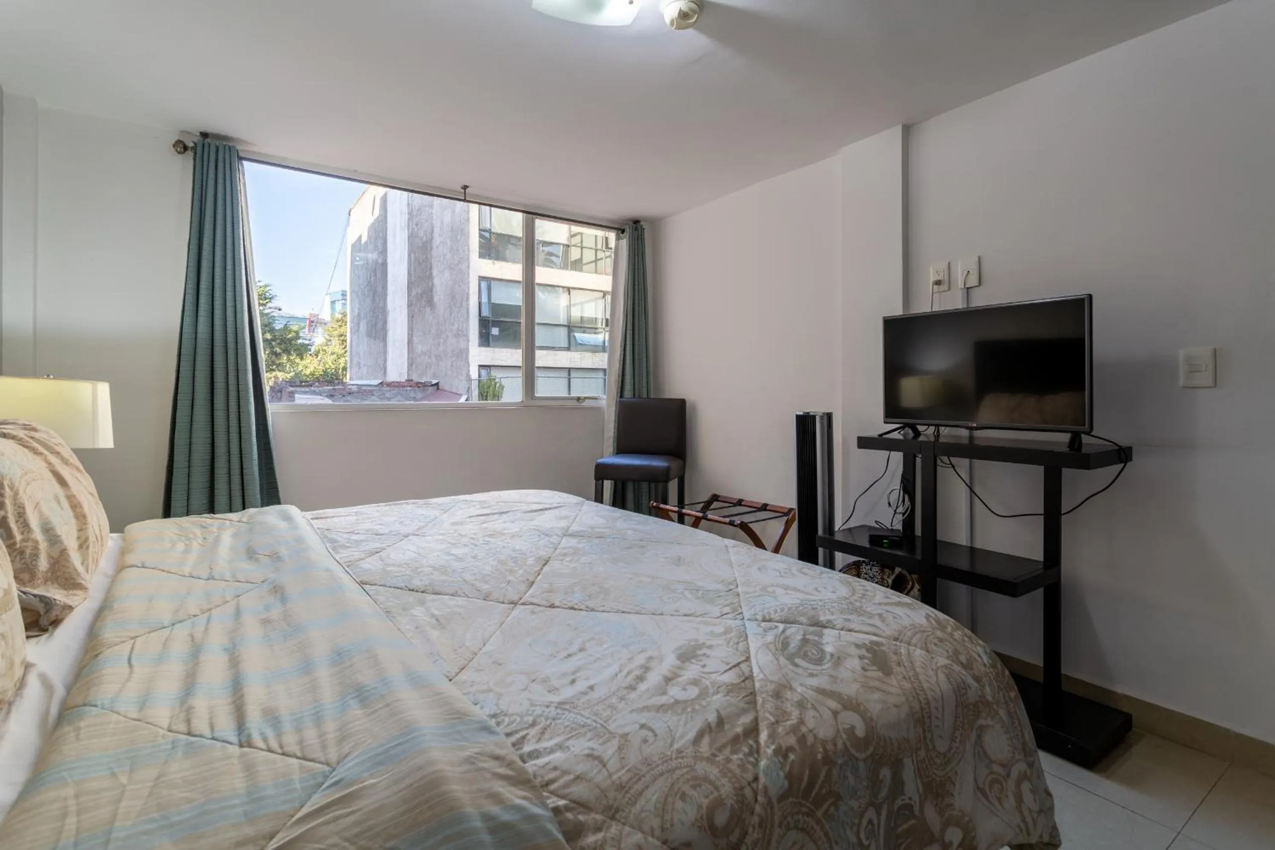 Communal lounge/ TV room, Bed in Suites 259 Condesa