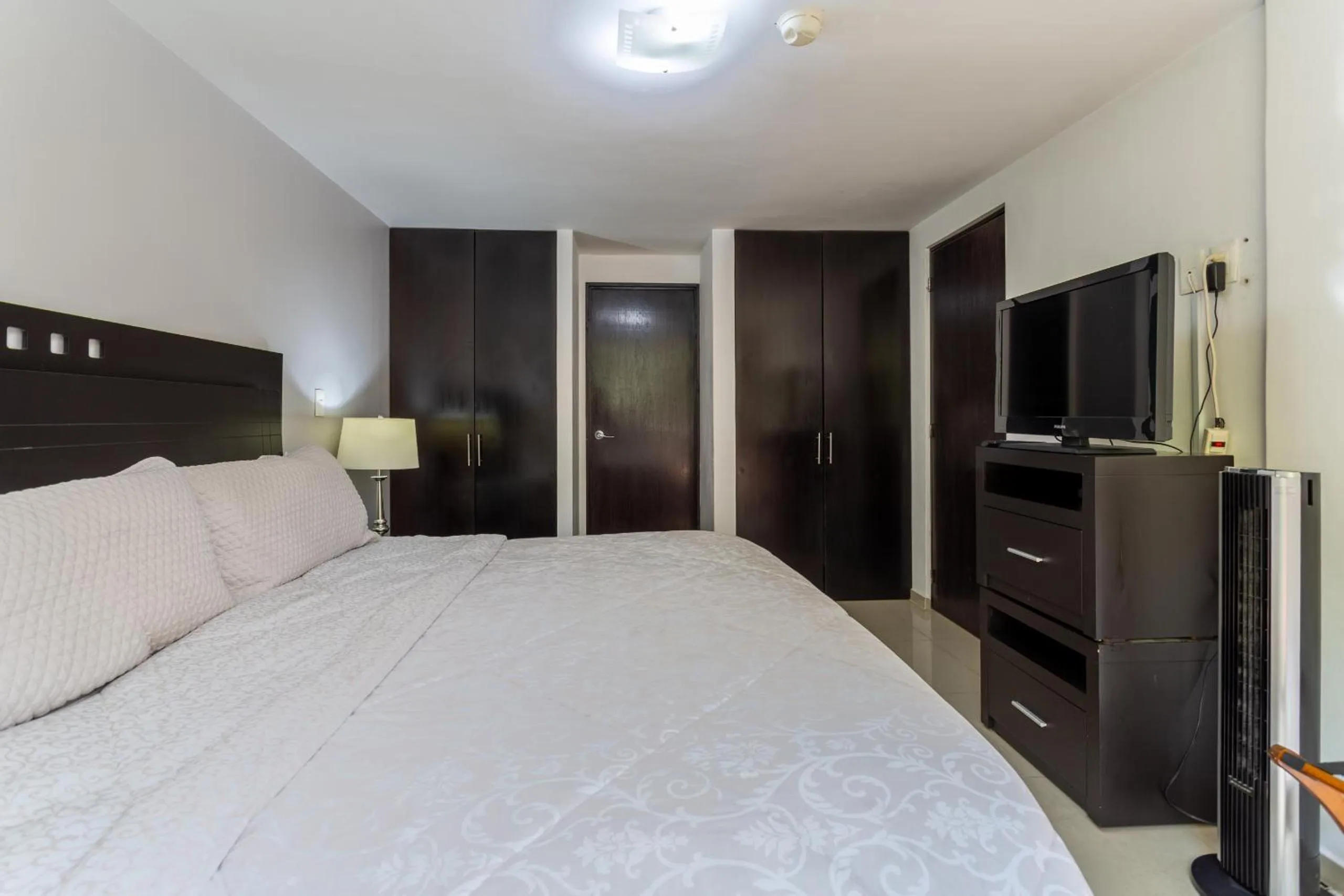Communal lounge/ TV room, Bed in Suites 259 Condesa