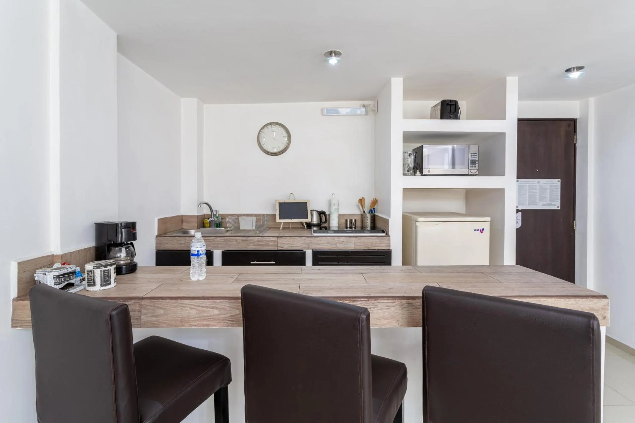 Coffee/tea facilities in Suites 259 Condesa