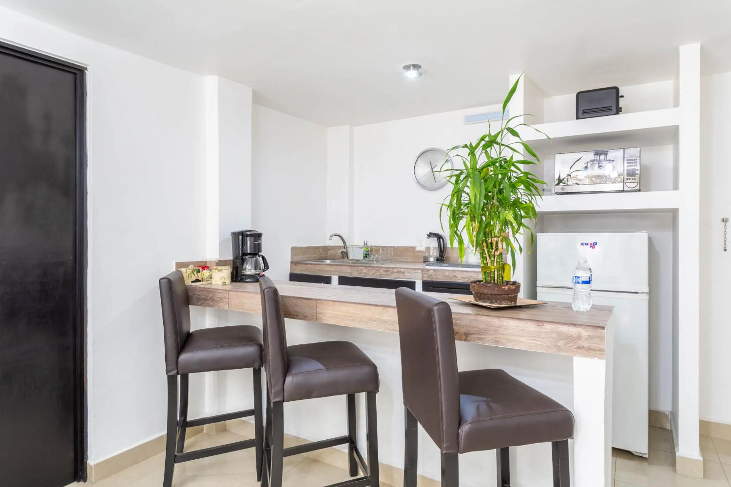 Coffee/tea facilities in Suites 259 Condesa