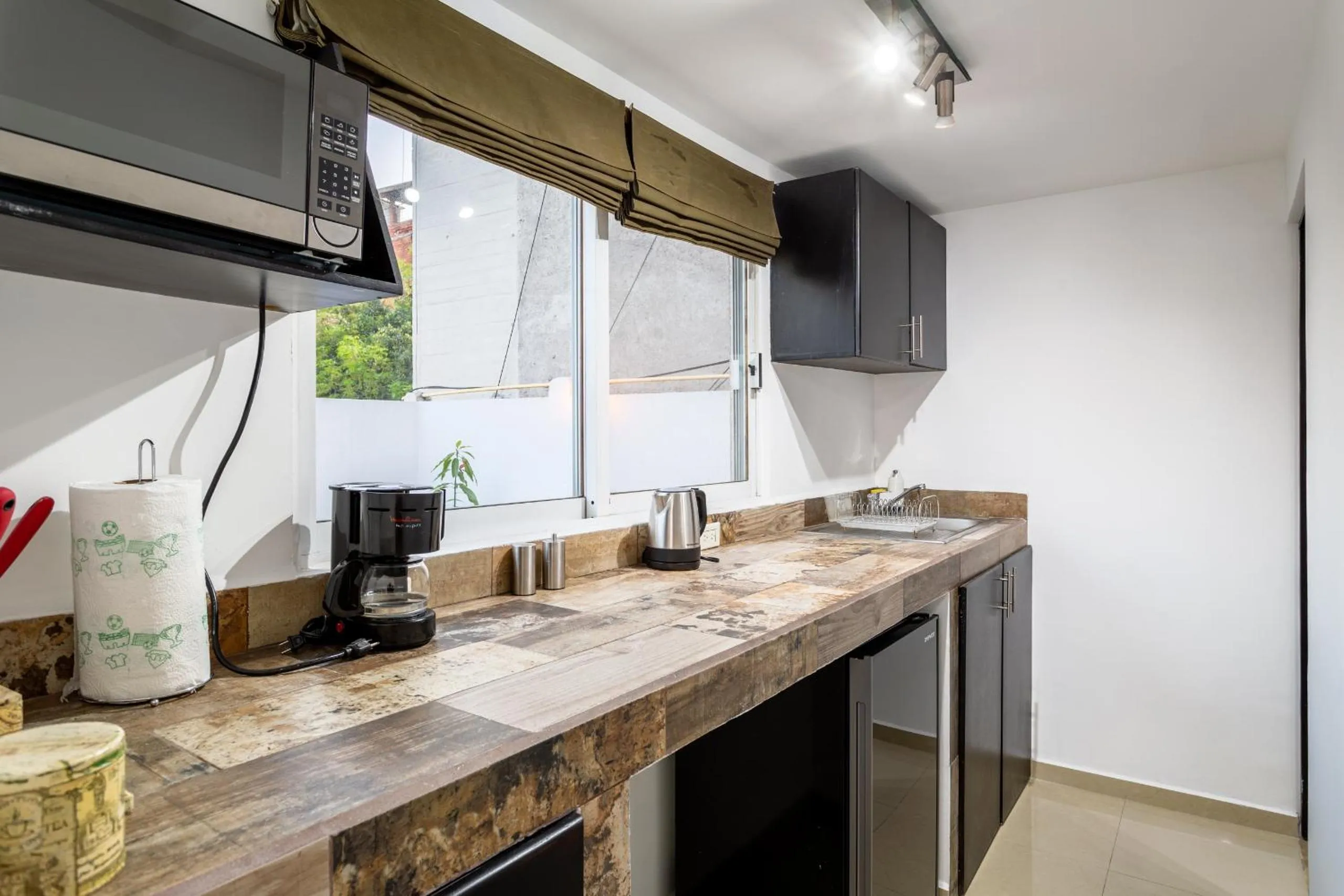 Coffee/tea facilities in Suites 259 Condesa