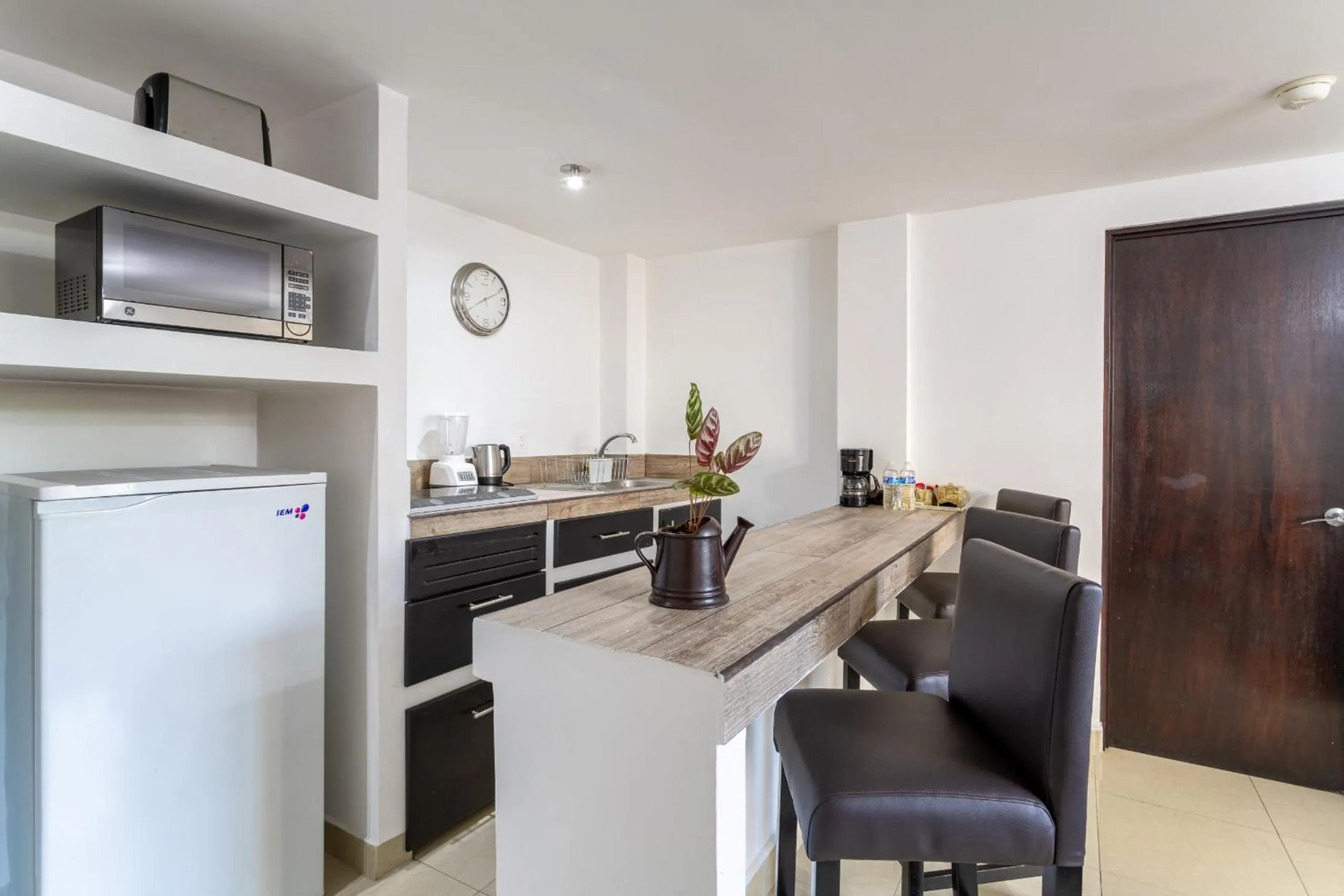 Coffee/tea facilities in Suites 259 Condesa