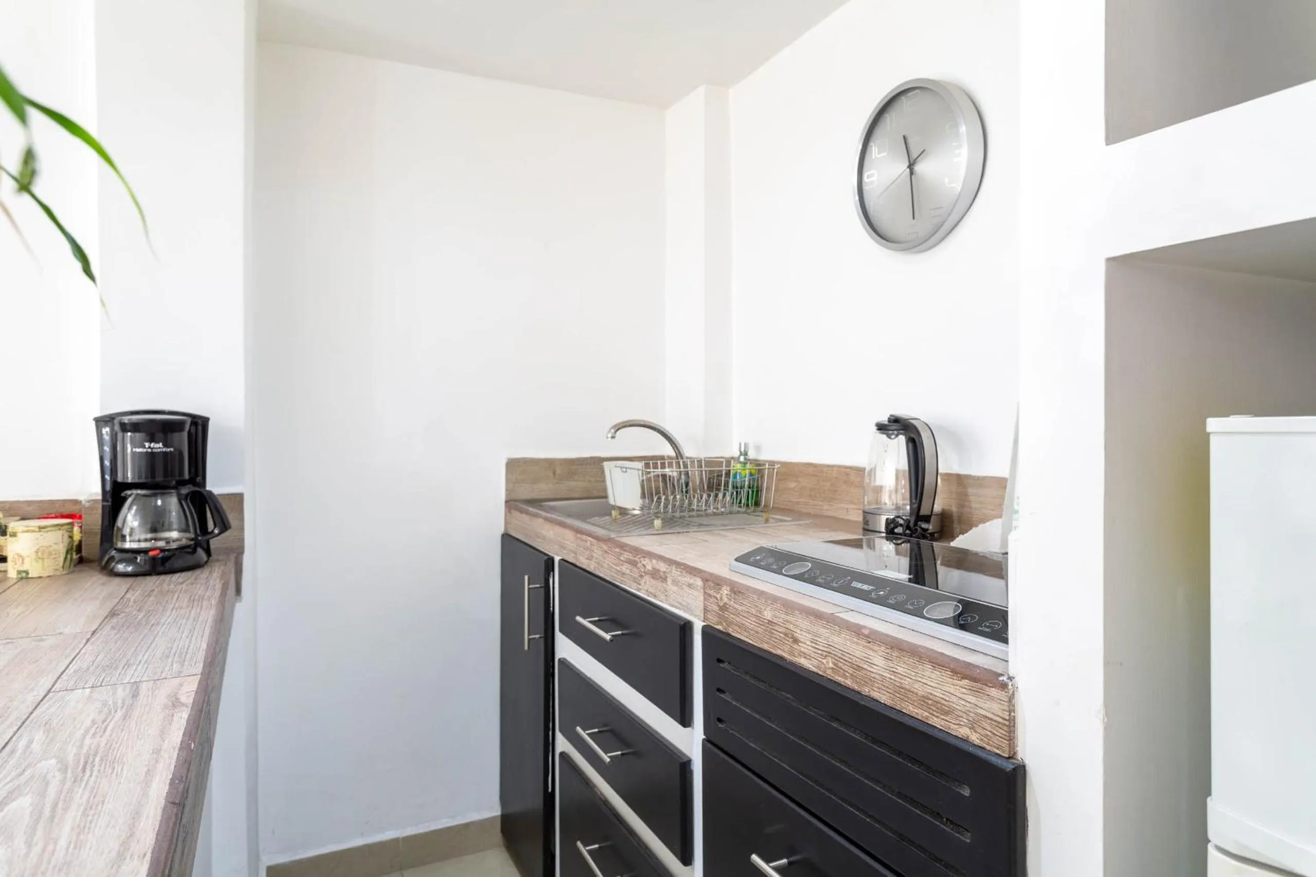 Coffee/tea facilities in Suites 259 Condesa