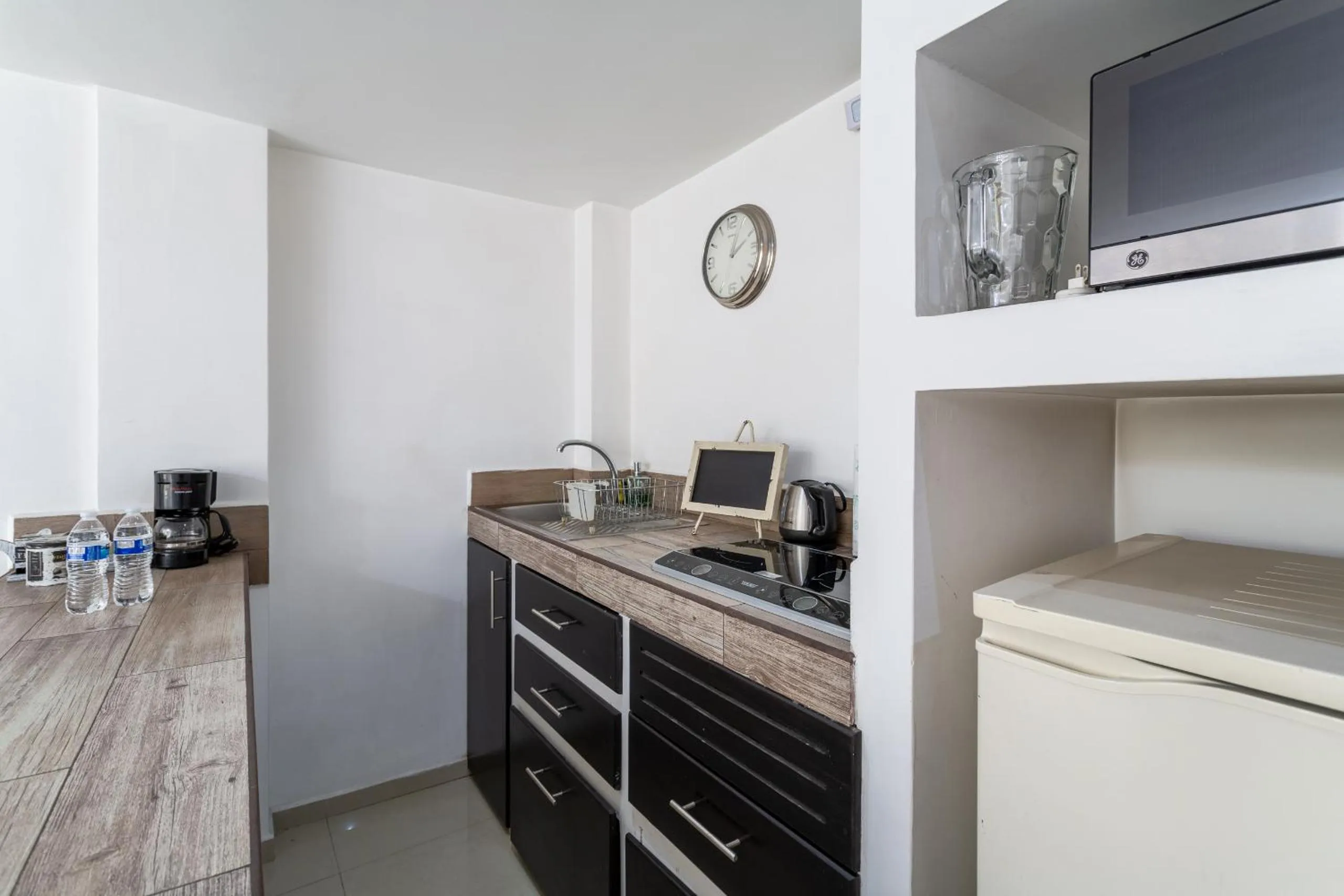 Coffee/tea facilities in Suites 259 Condesa