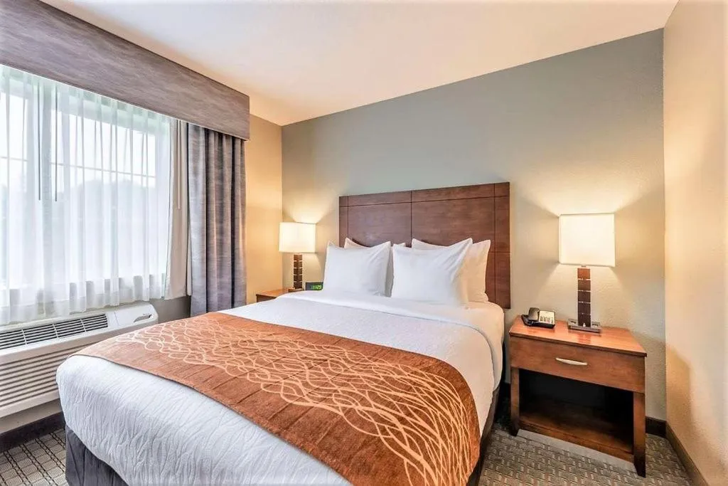 Bed in AmeriVu Inn and Suites - Chisago City