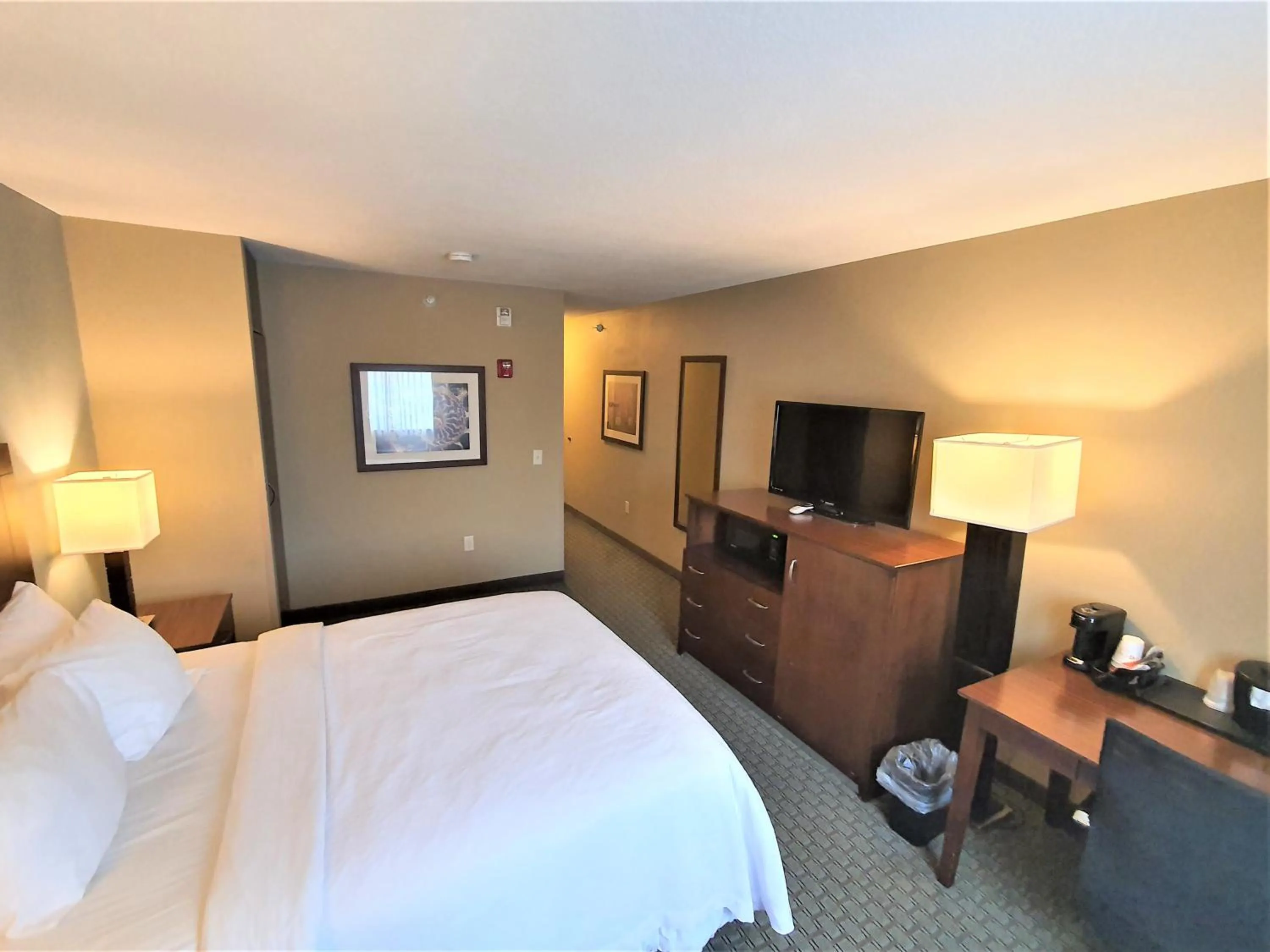 Bed in AmeriVu Inn and Suites - Chisago City