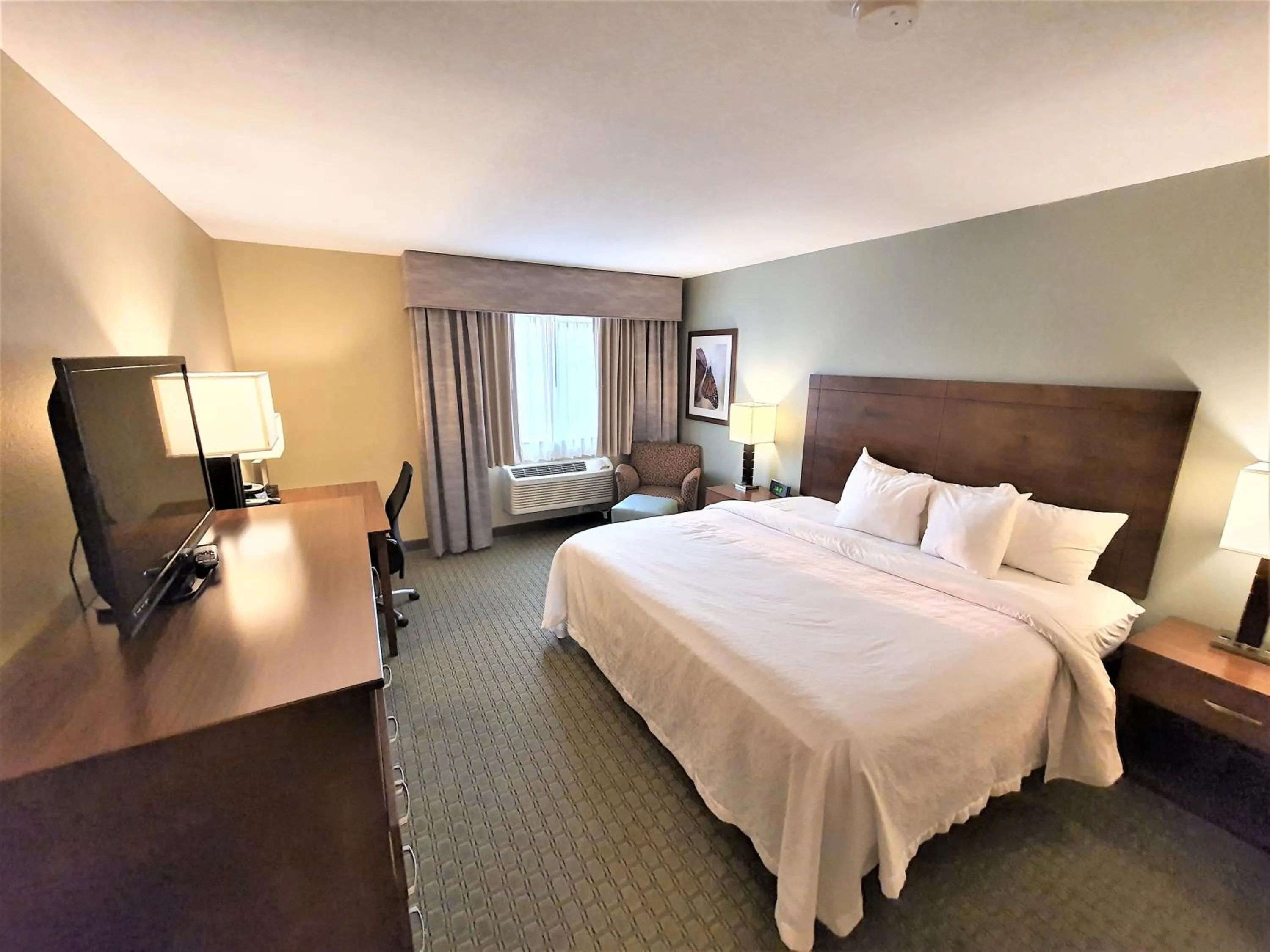 Bed in AmeriVu Inn and Suites - Chisago City