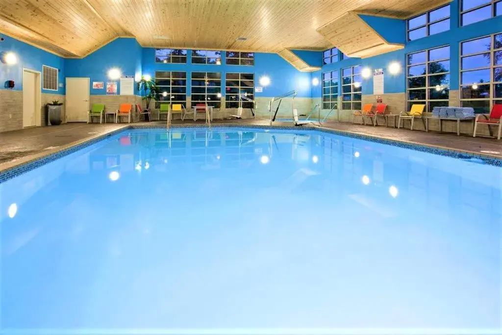 Swimming pool in AmeriVu Inn and Suites - Chisago City Swimming pool in AmeriVu Inn and Suites - Chisago City