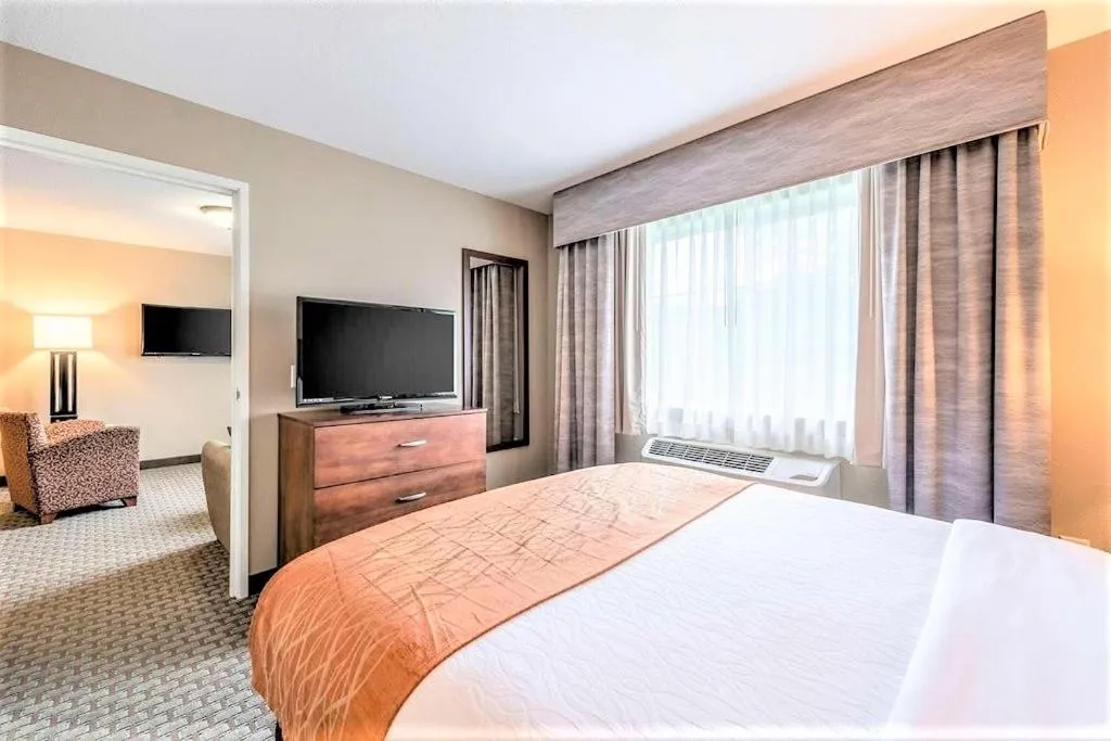 Bed in AmeriVu Inn and Suites - Chisago City