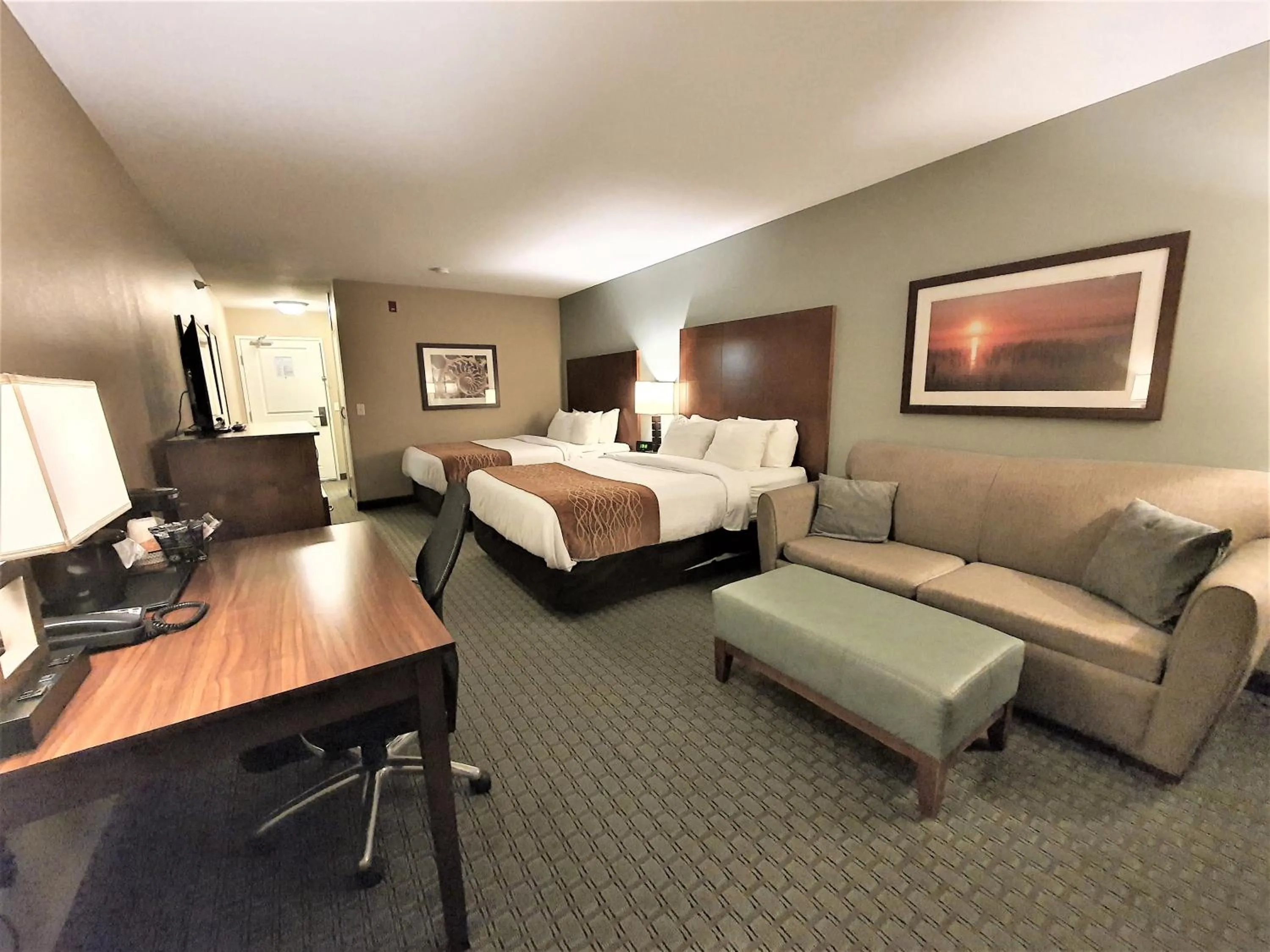 Bed in AmeriVu Inn and Suites - Chisago City