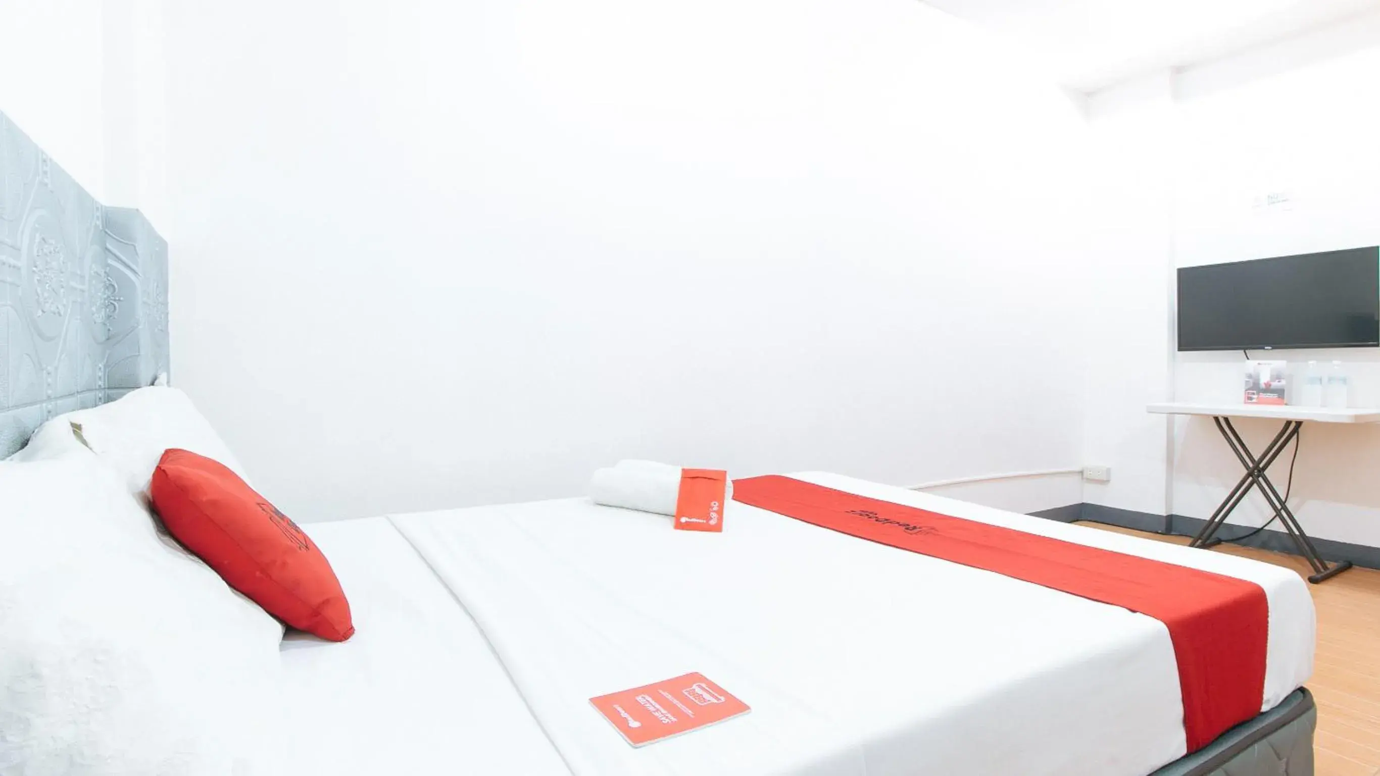 Bed in RedDoorz at CAA Road Las Pinas Bed in RedDoorz at CAA Road Las Pinas