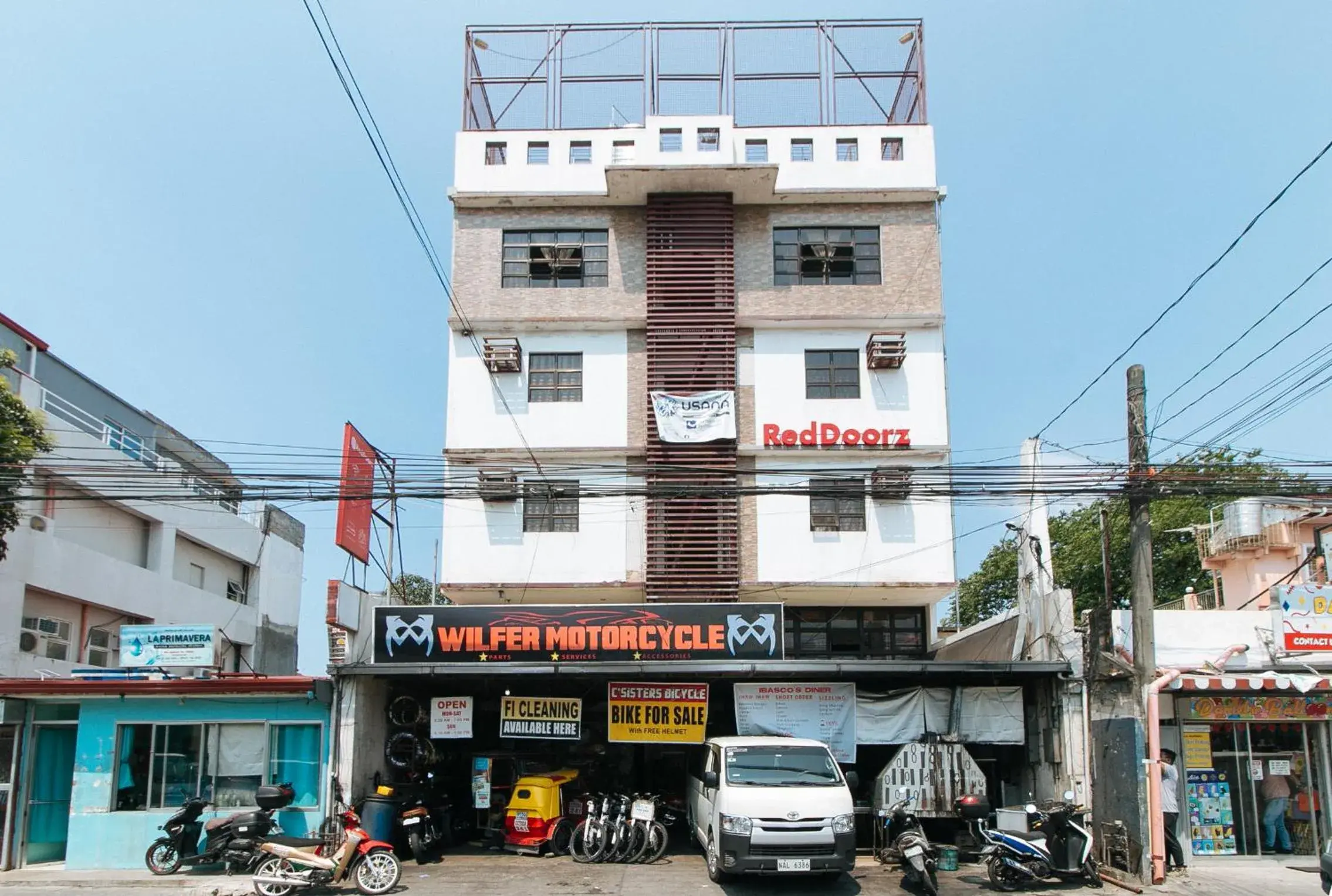 Property building in RedDoorz at CAA Road Las Pinas Property building in RedDoorz at CAA Road Las Pinas