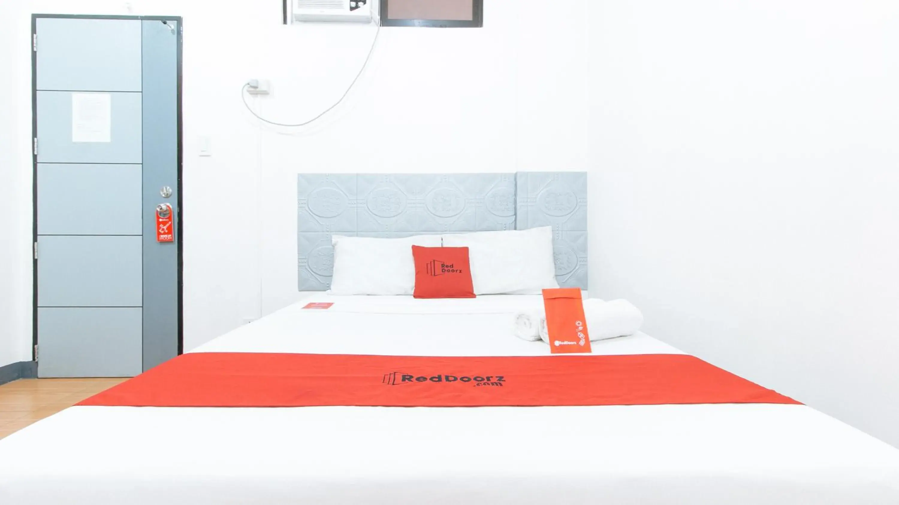 Photo of the whole room, Bed in RedDoorz at CAA Road Las Pinas Photo of the whole room, Bed in RedDoorz at CAA Road Las Pinas