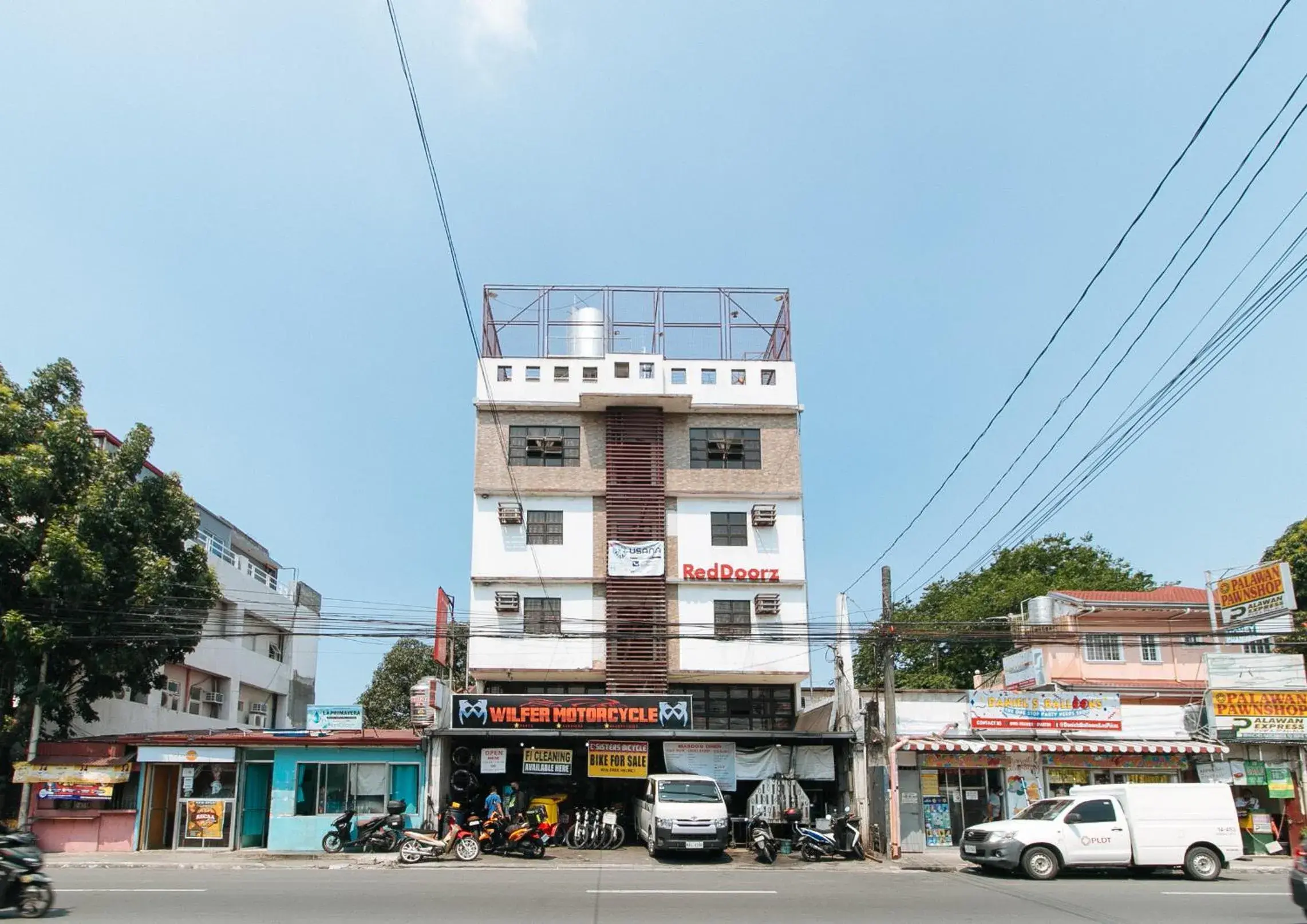 Property building in RedDoorz at CAA Road Las Pinas Property building in RedDoorz at CAA Road Las Pinas