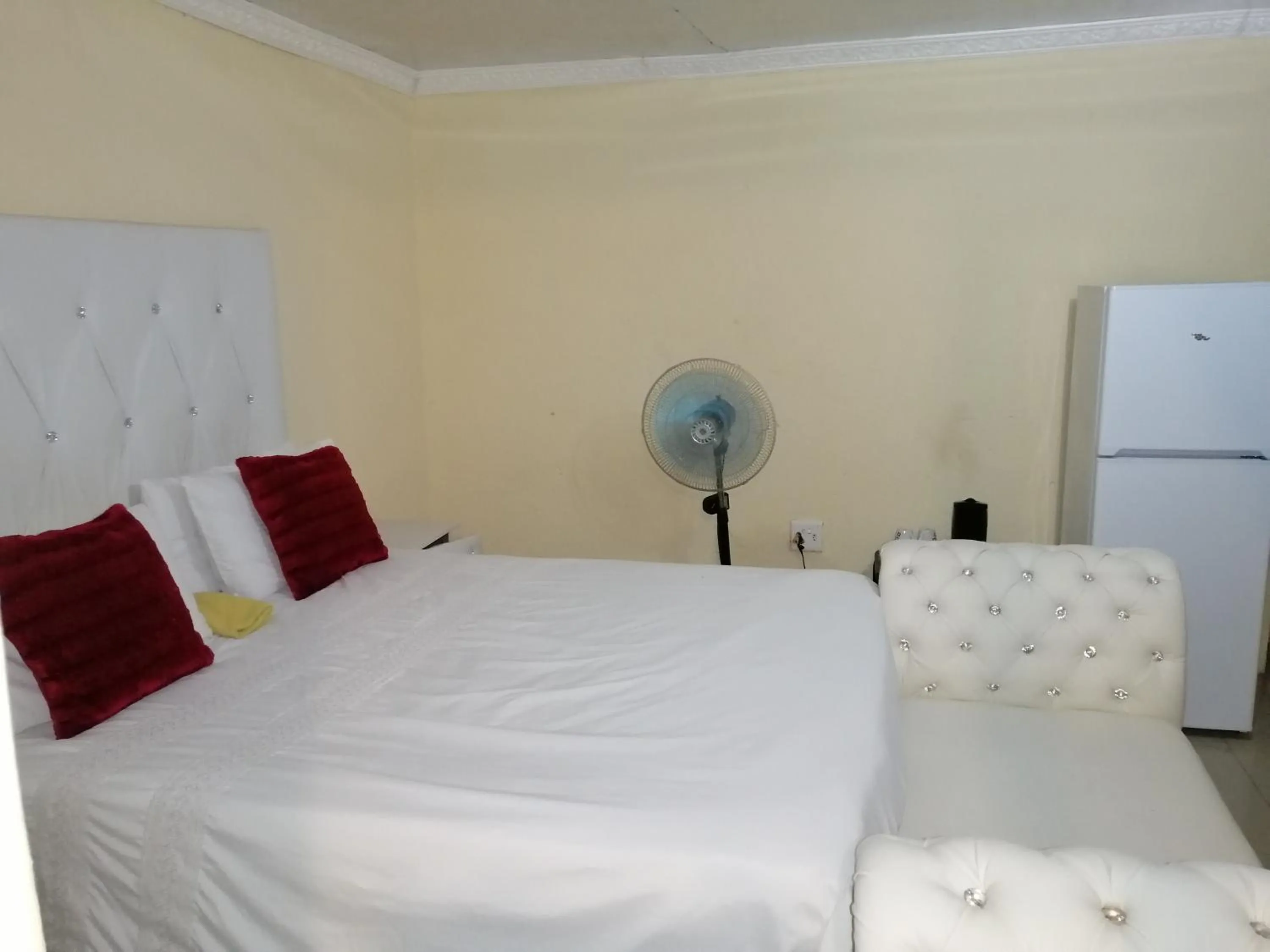 Bed in Moholoholo Lodge