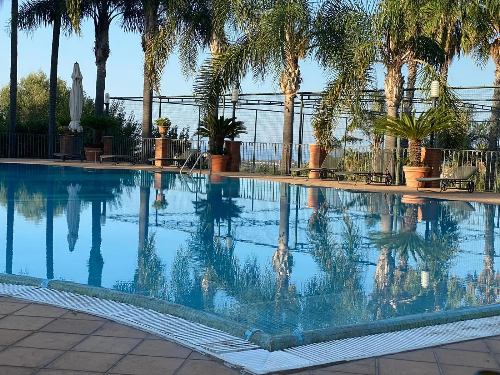 Swimming pool in Villa Grandiosa FC