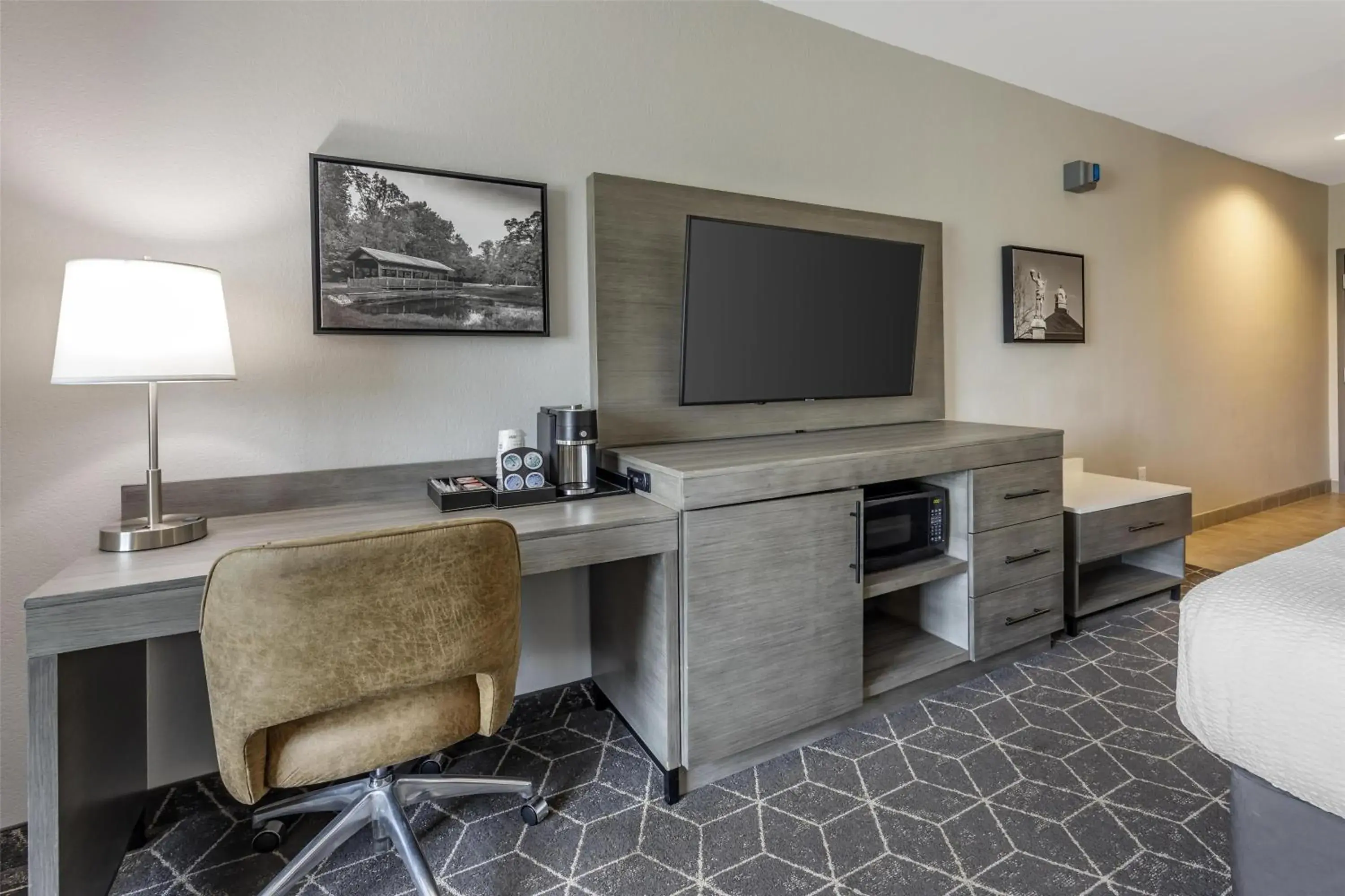 Bedroom in Best Western Plus Lawrenceburg Bedroom in Best Western Plus Lawrenceburg