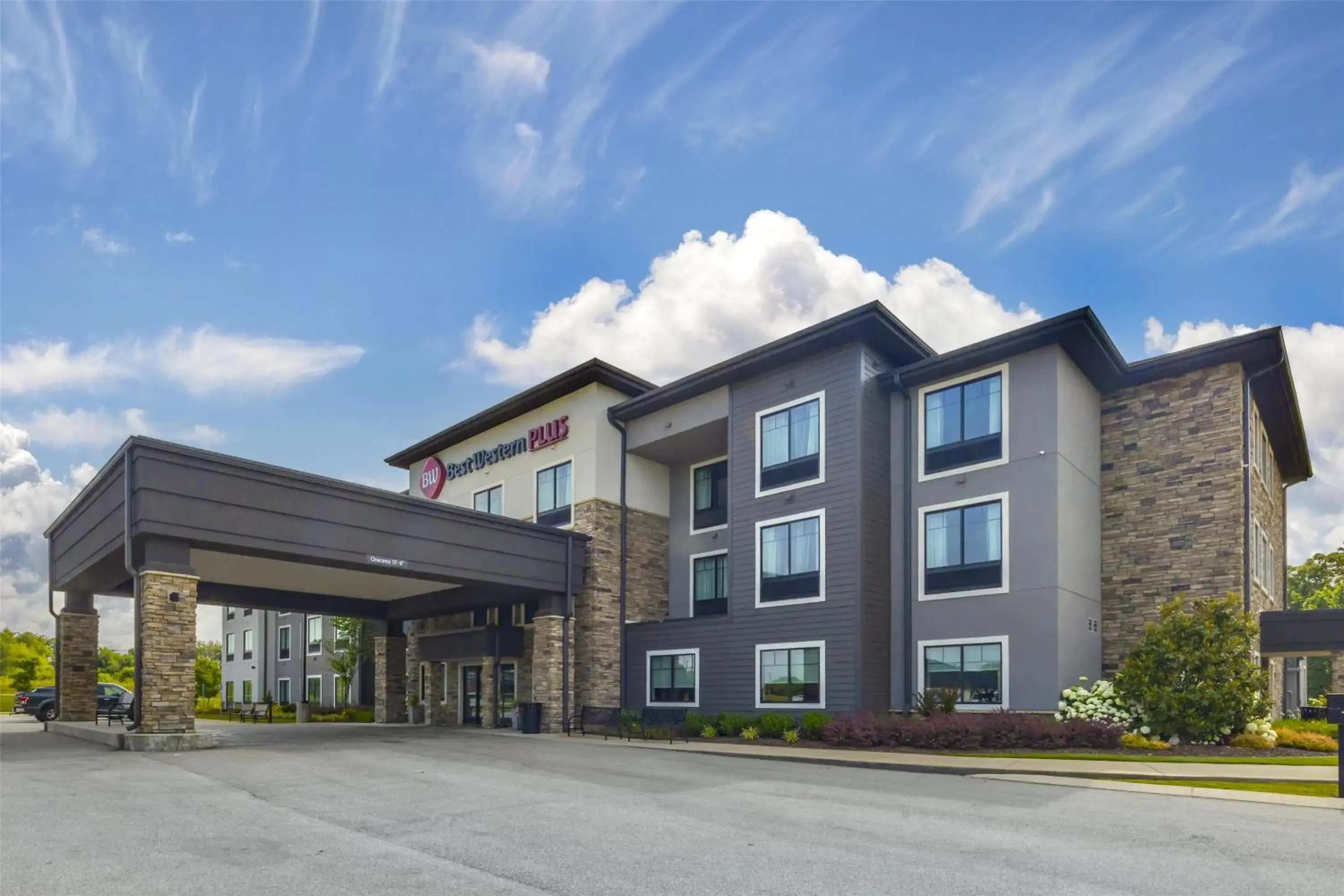 Property building in Best Western Plus Lawrenceburg Property building in Best Western Plus Lawrenceburg