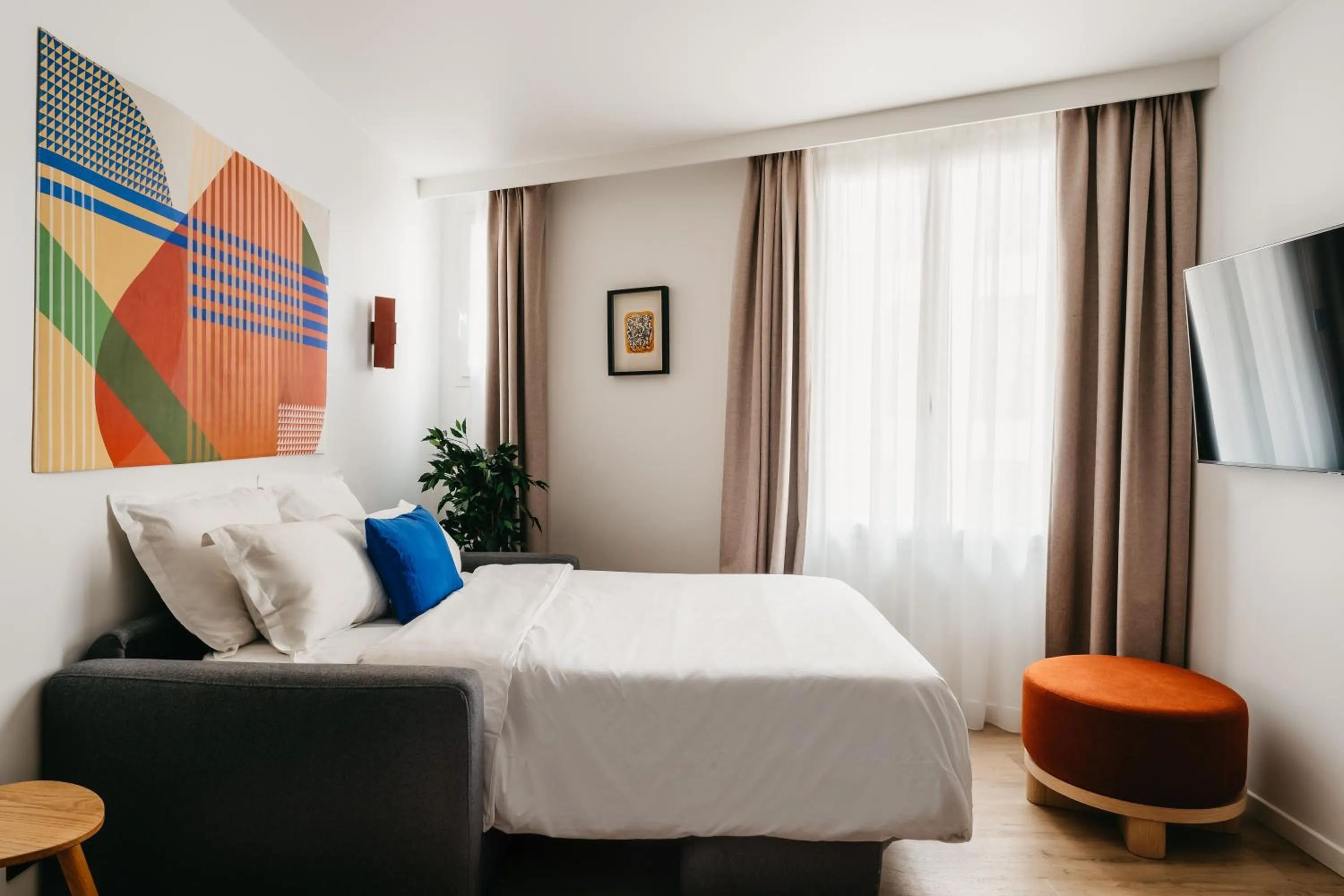 Living room, Bed in Edgar Suites Auteuil - Le Marois