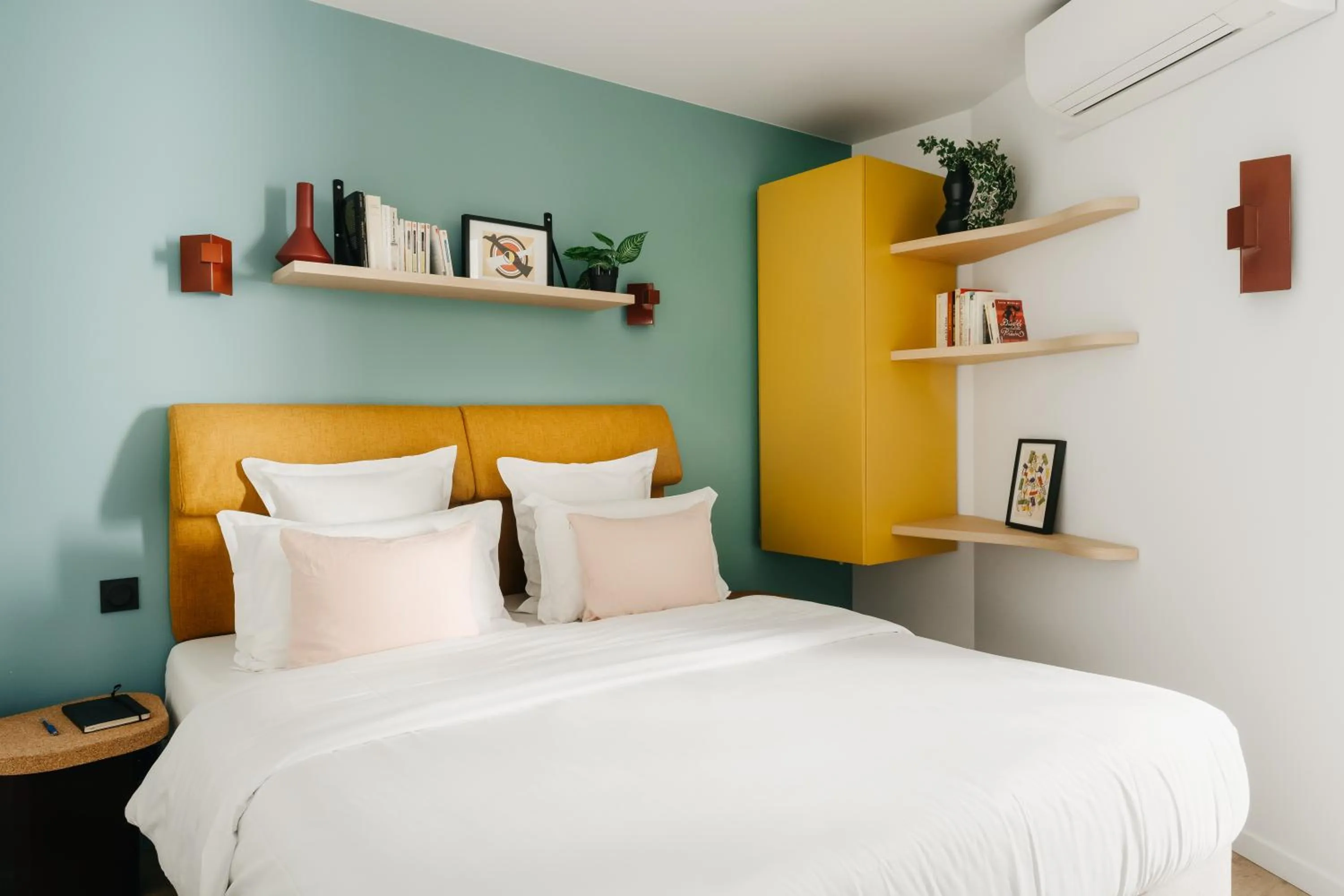 Bed in Edgar Suites Auteuil - Le Marois