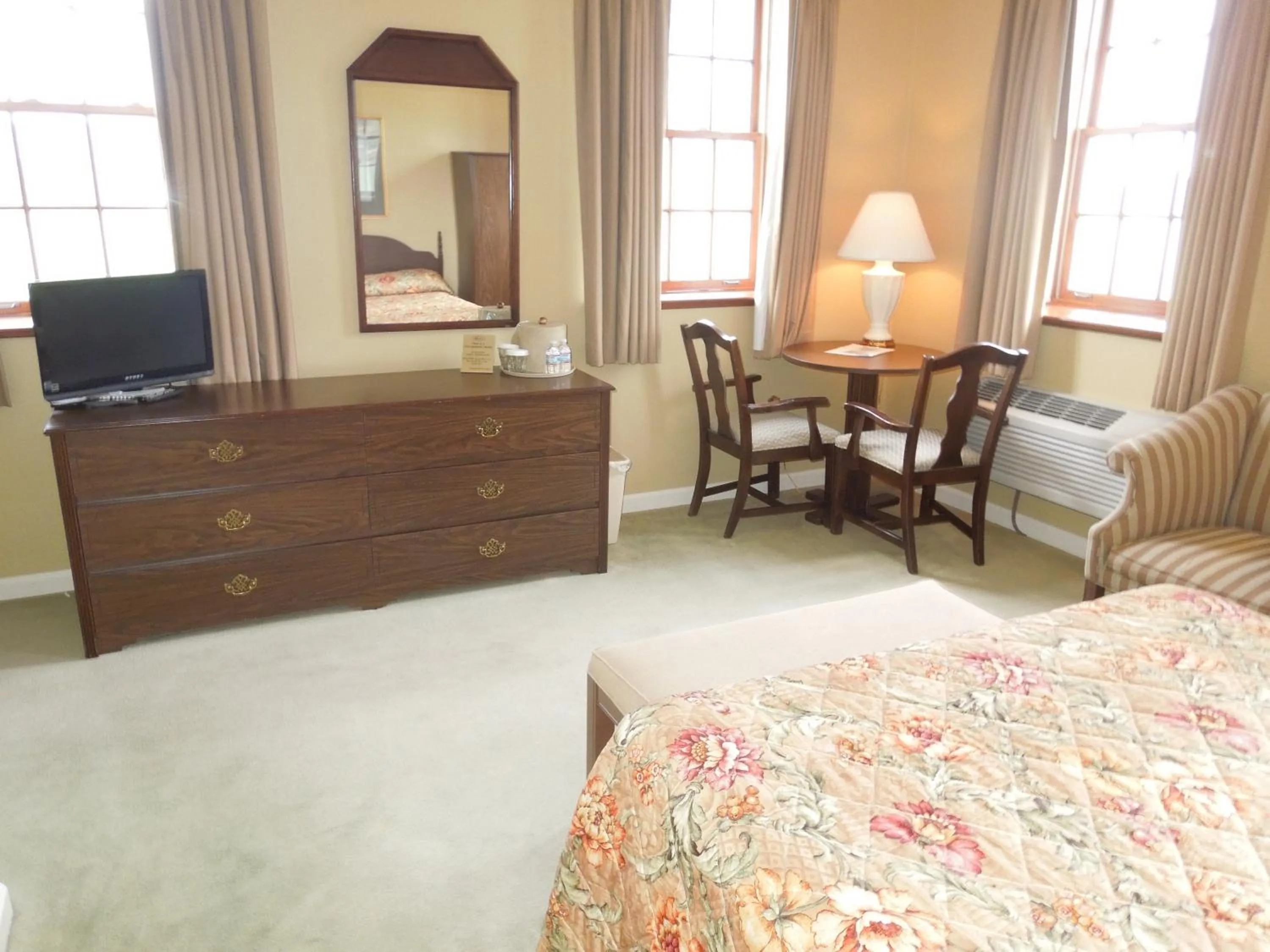 Bedroom, Bed in Bridges Guest Quarters