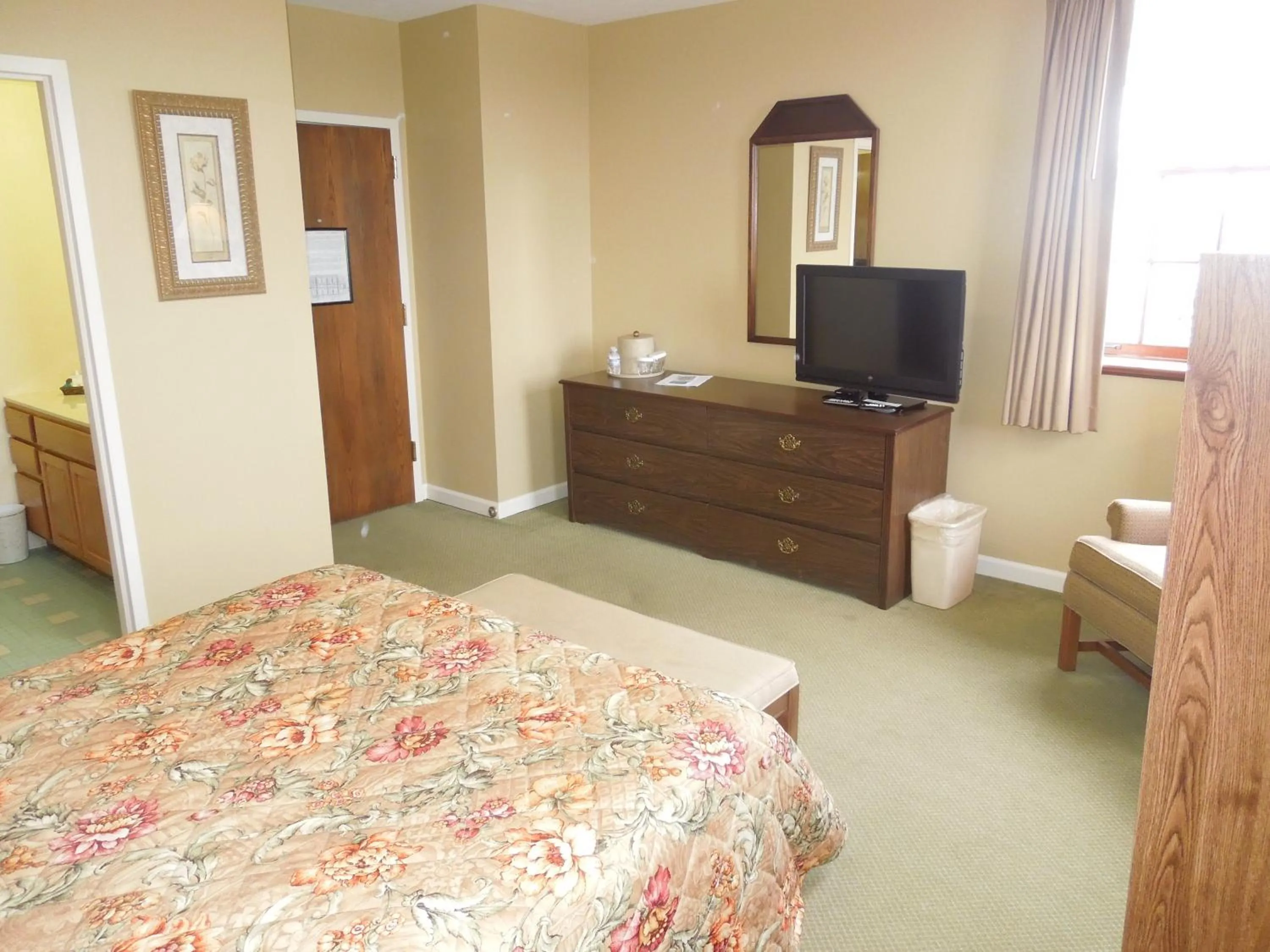 Bedroom, Bed in Bridges Guest Quarters