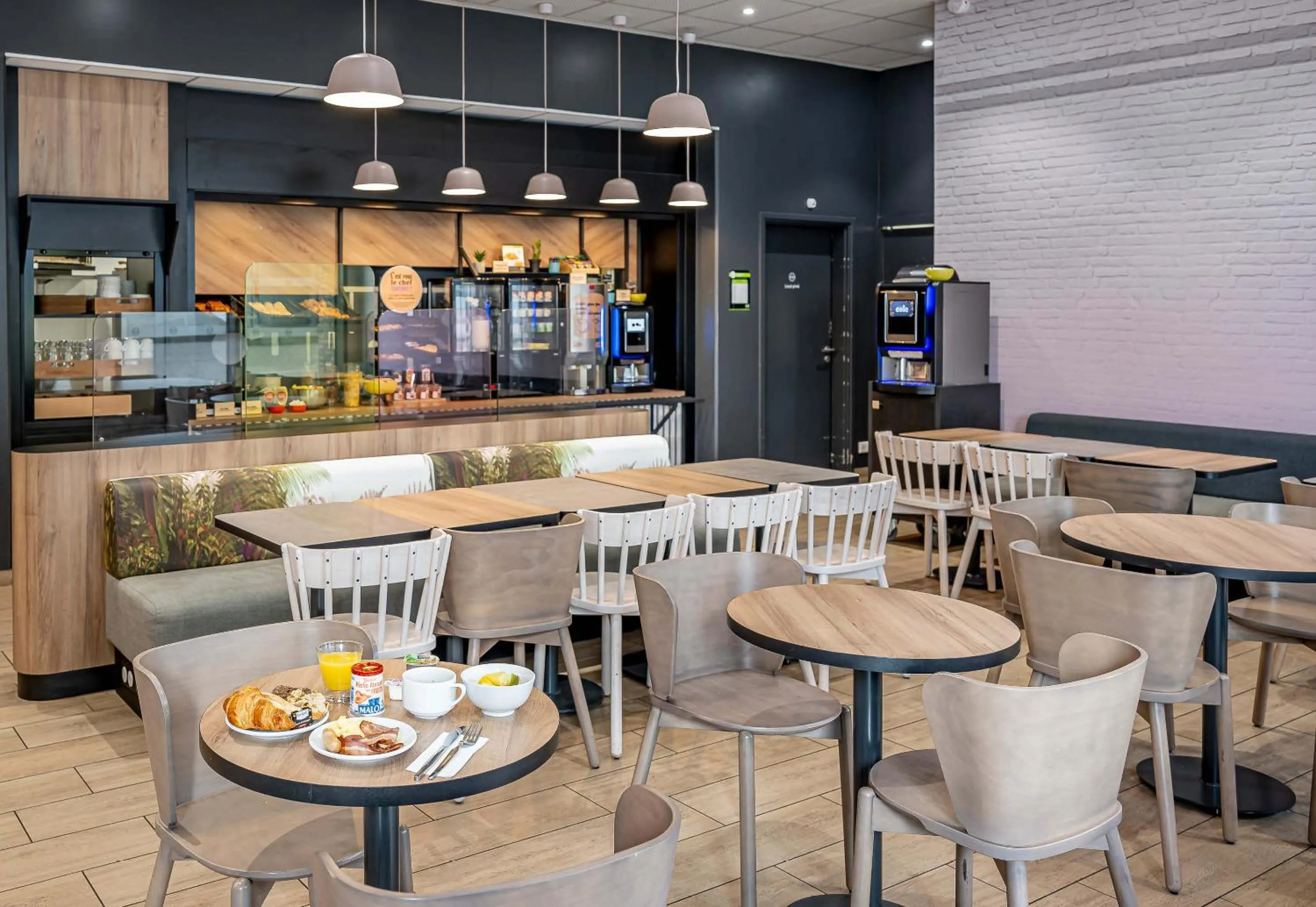 Food and drinks in B&B HOTEL Bordeaux Bassins à flot