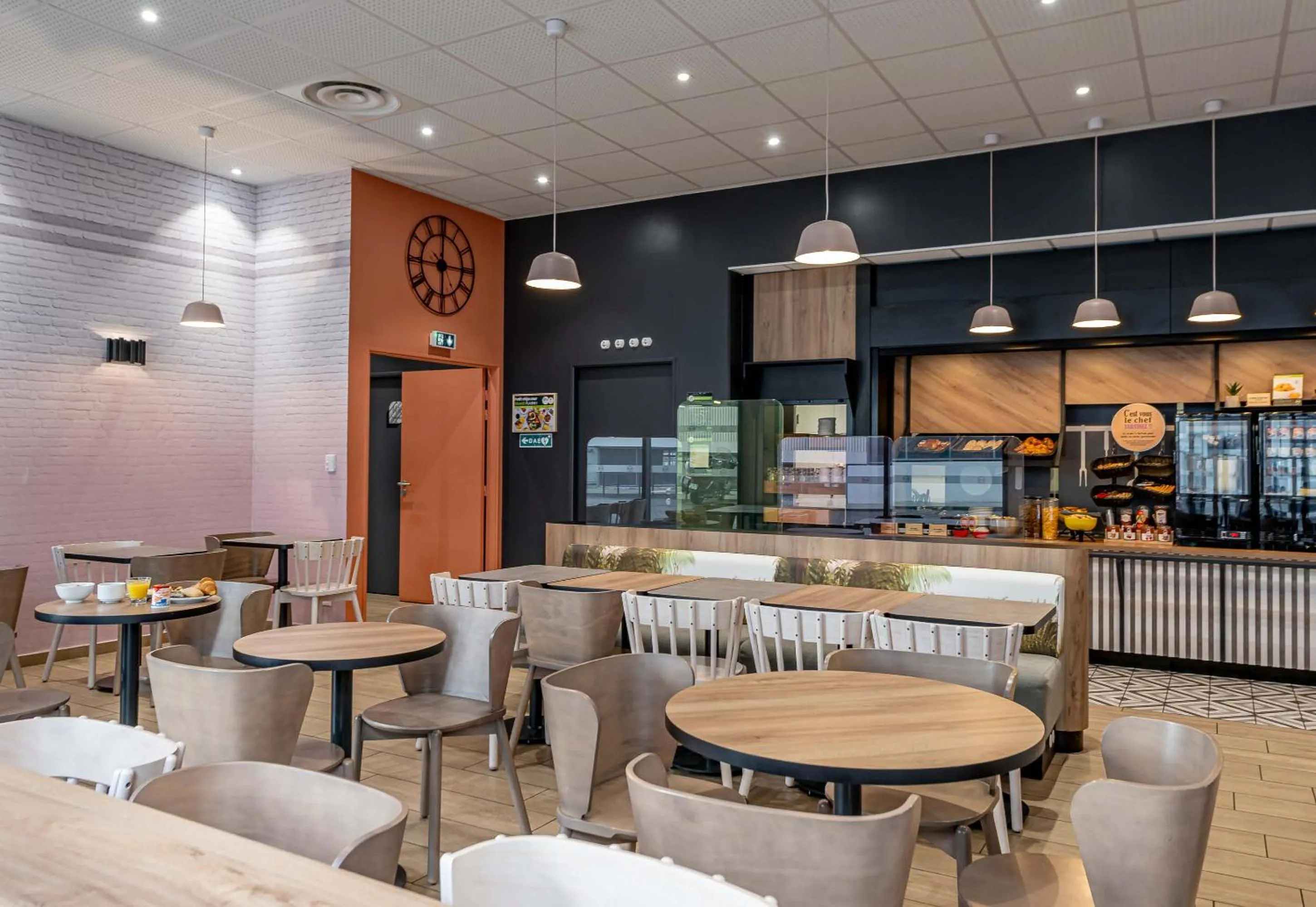 Restaurant/places to eat in B&B HOTEL Bordeaux Bassins à flot