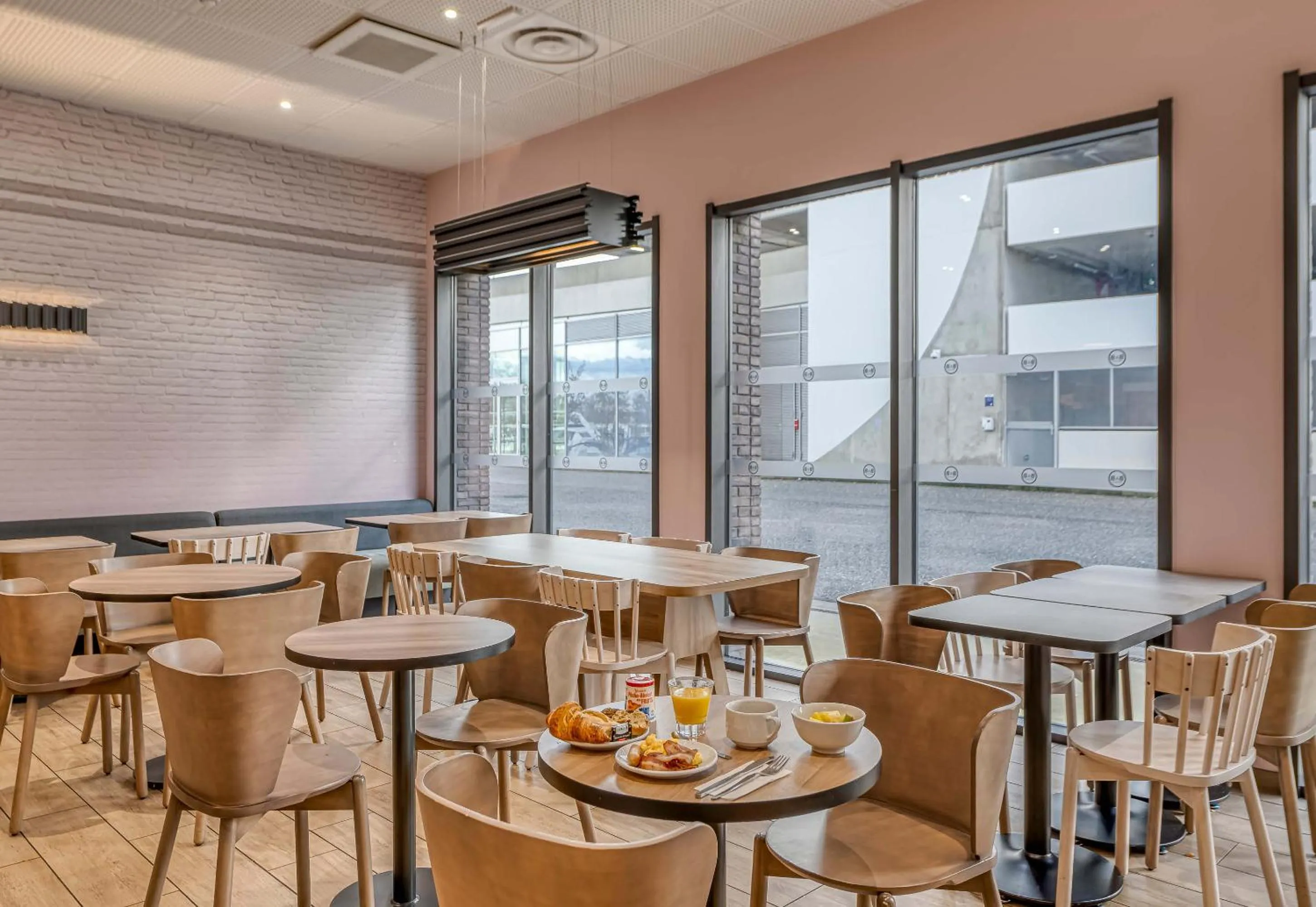 Food and drinks in B&B HOTEL Bordeaux Bassins à flot