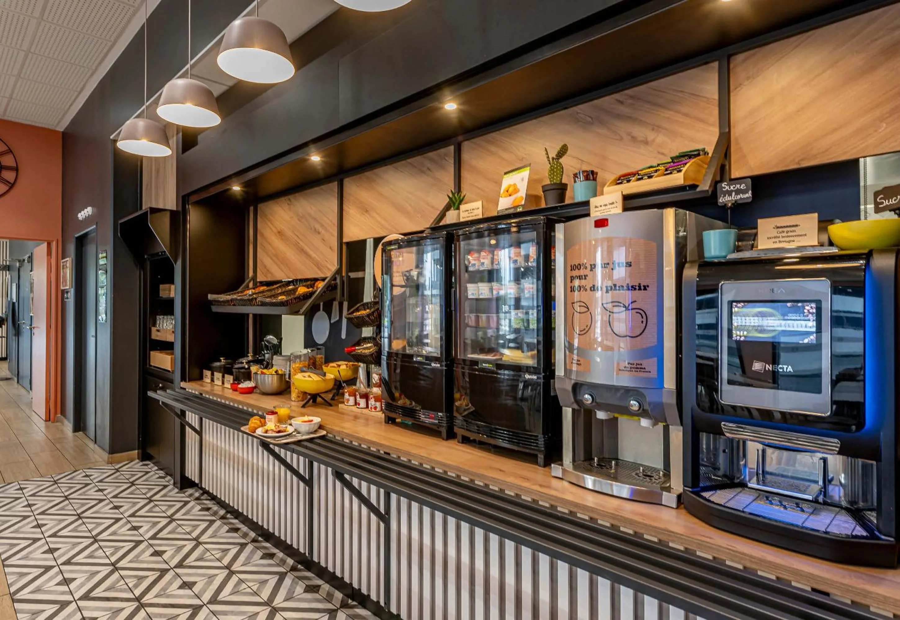 Food and drinks in B&B HOTEL Bordeaux Bassins à flot