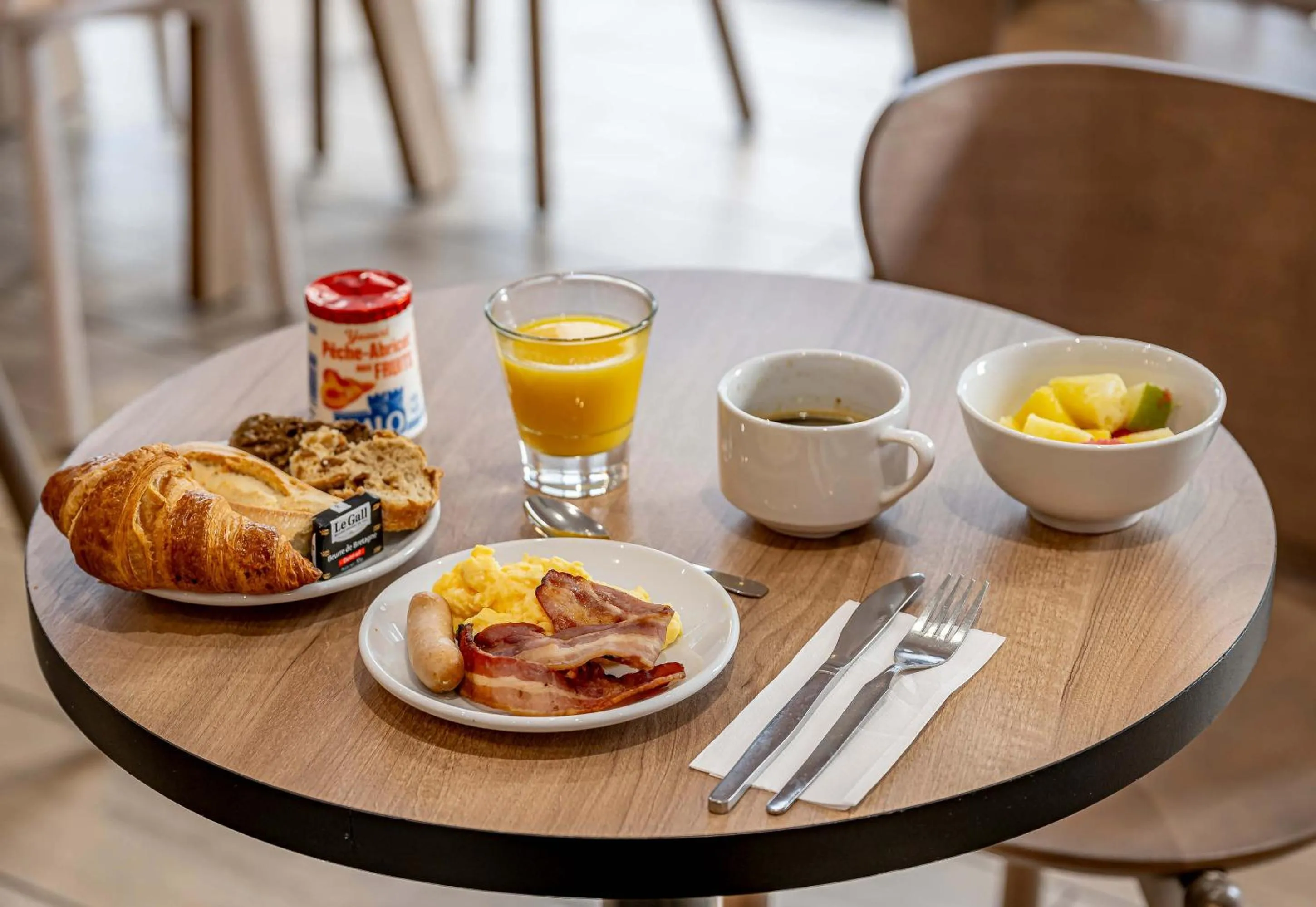 Food and drinks in B&B HOTEL Bordeaux Bassins à flot