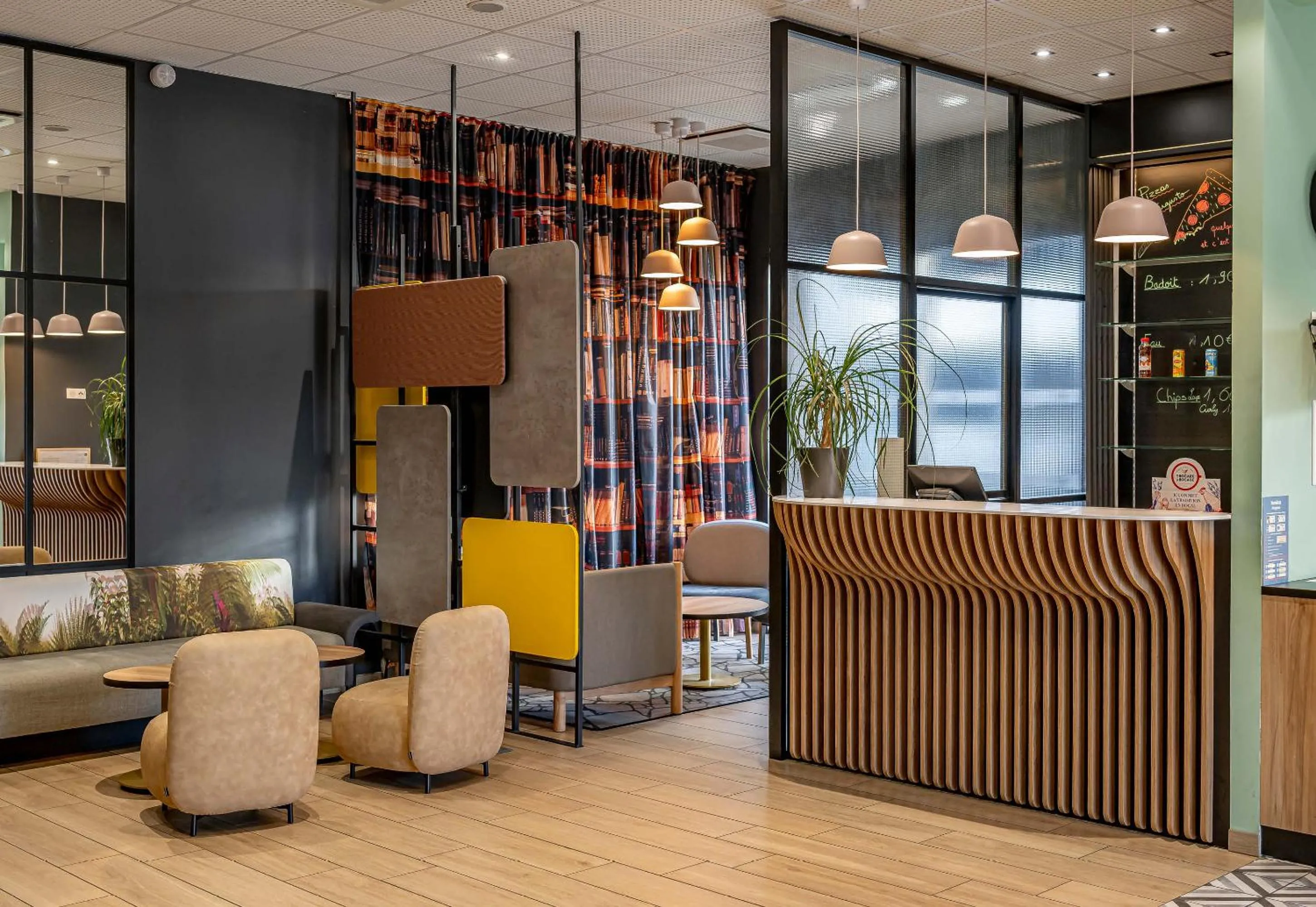 Lobby or reception in B&B HOTEL Bordeaux Bassins à flot