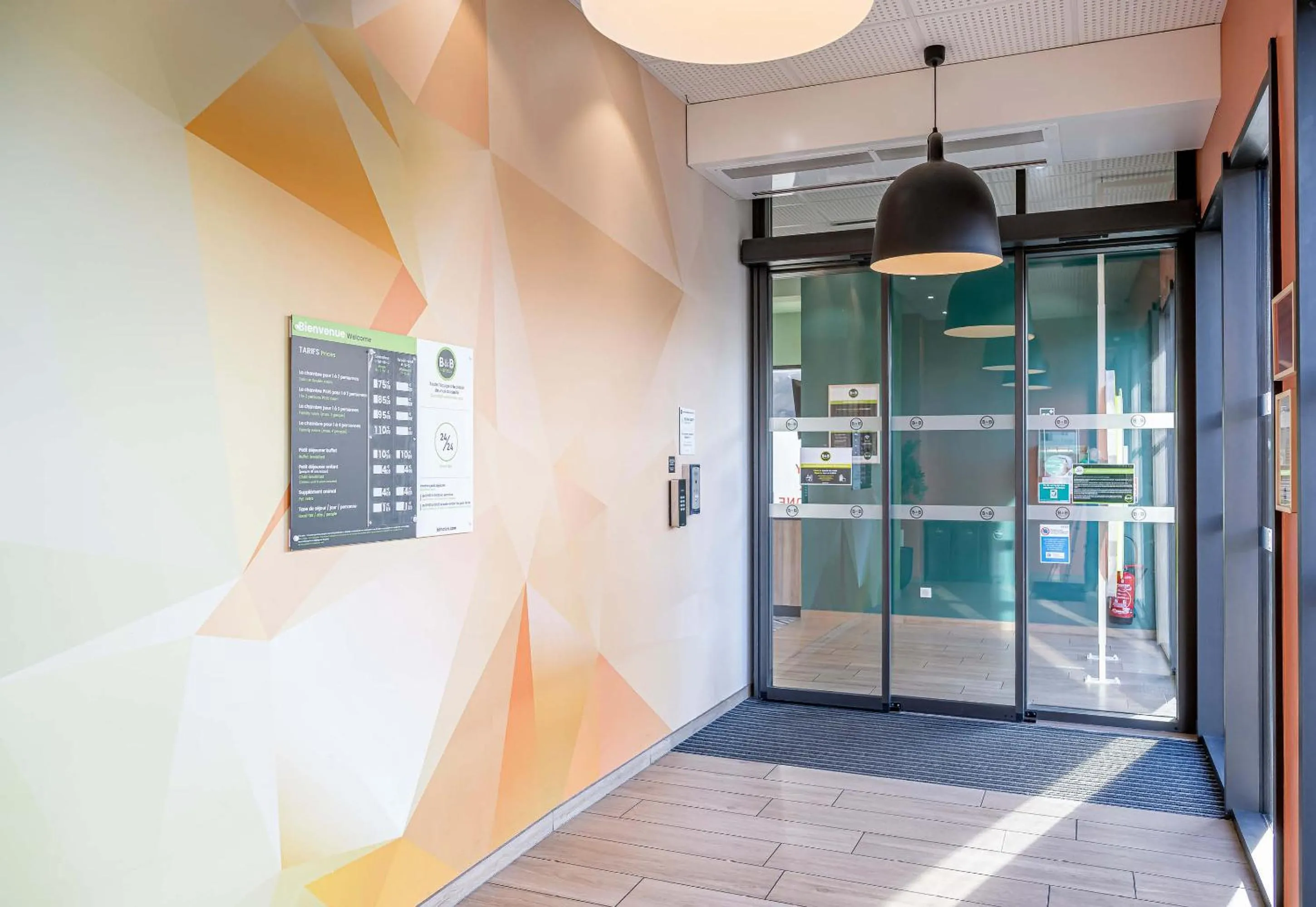 Facade/entrance in B&B HOTEL Bordeaux Bassins à flot