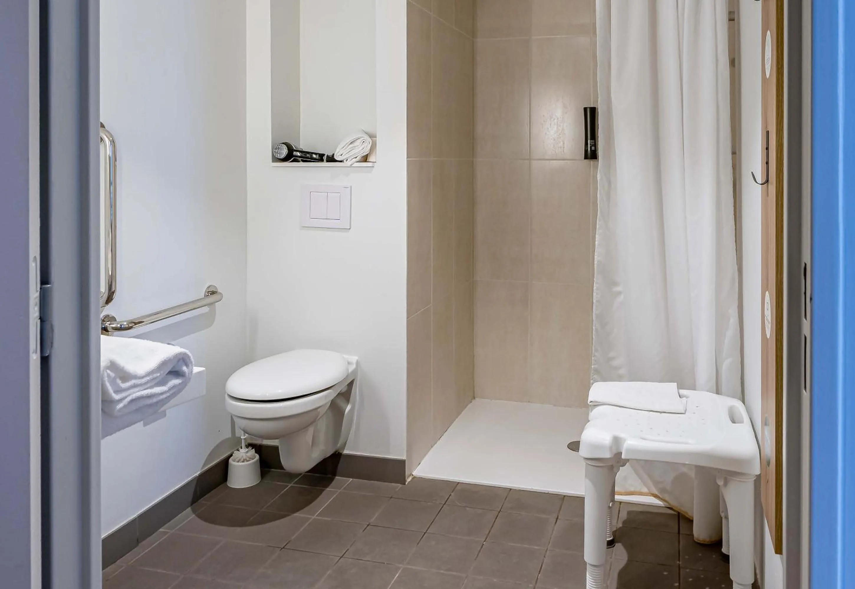 Shower in B&B HOTEL Bordeaux Bassins à flot