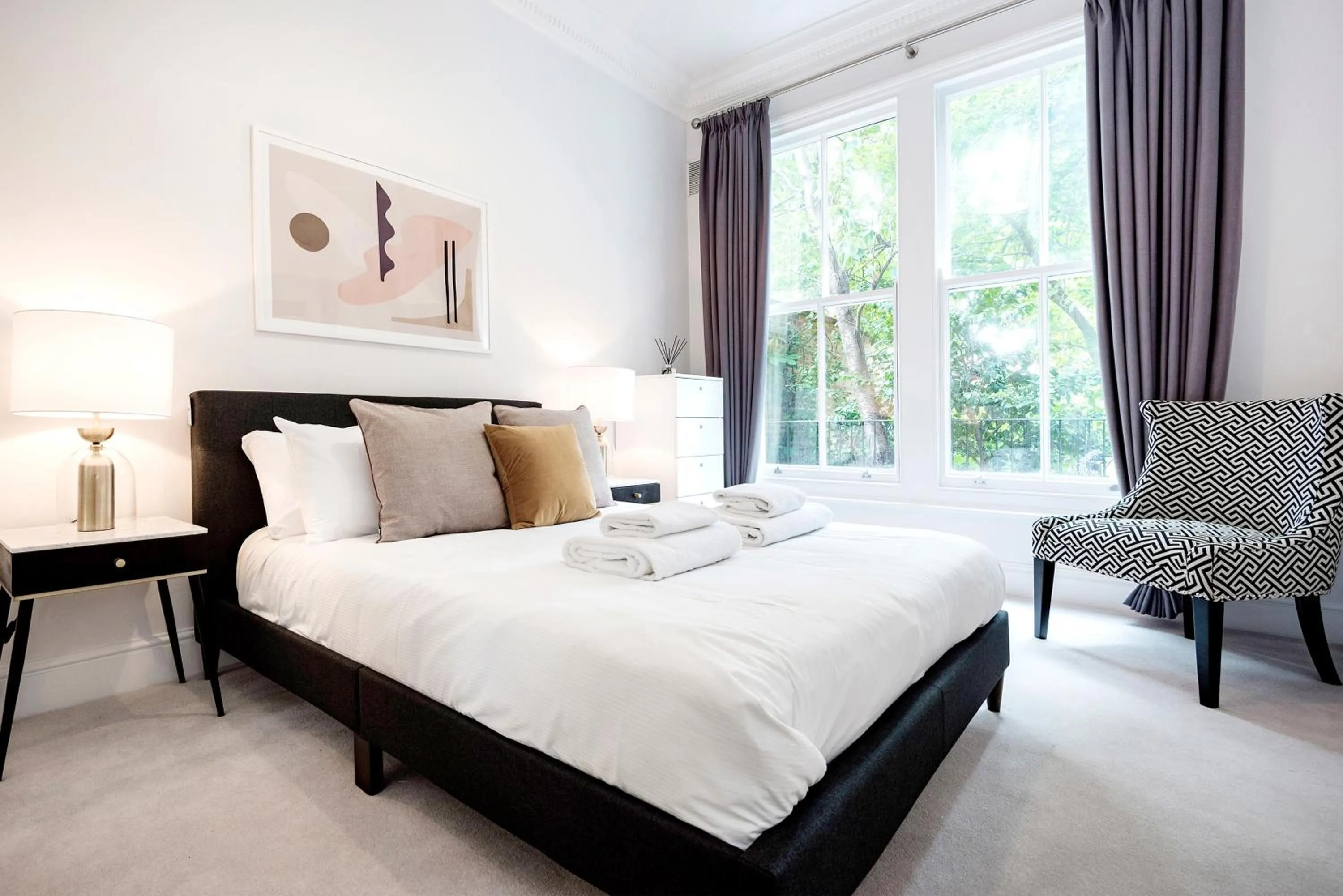 Bedroom, Bed in 3 Sloane Gardens