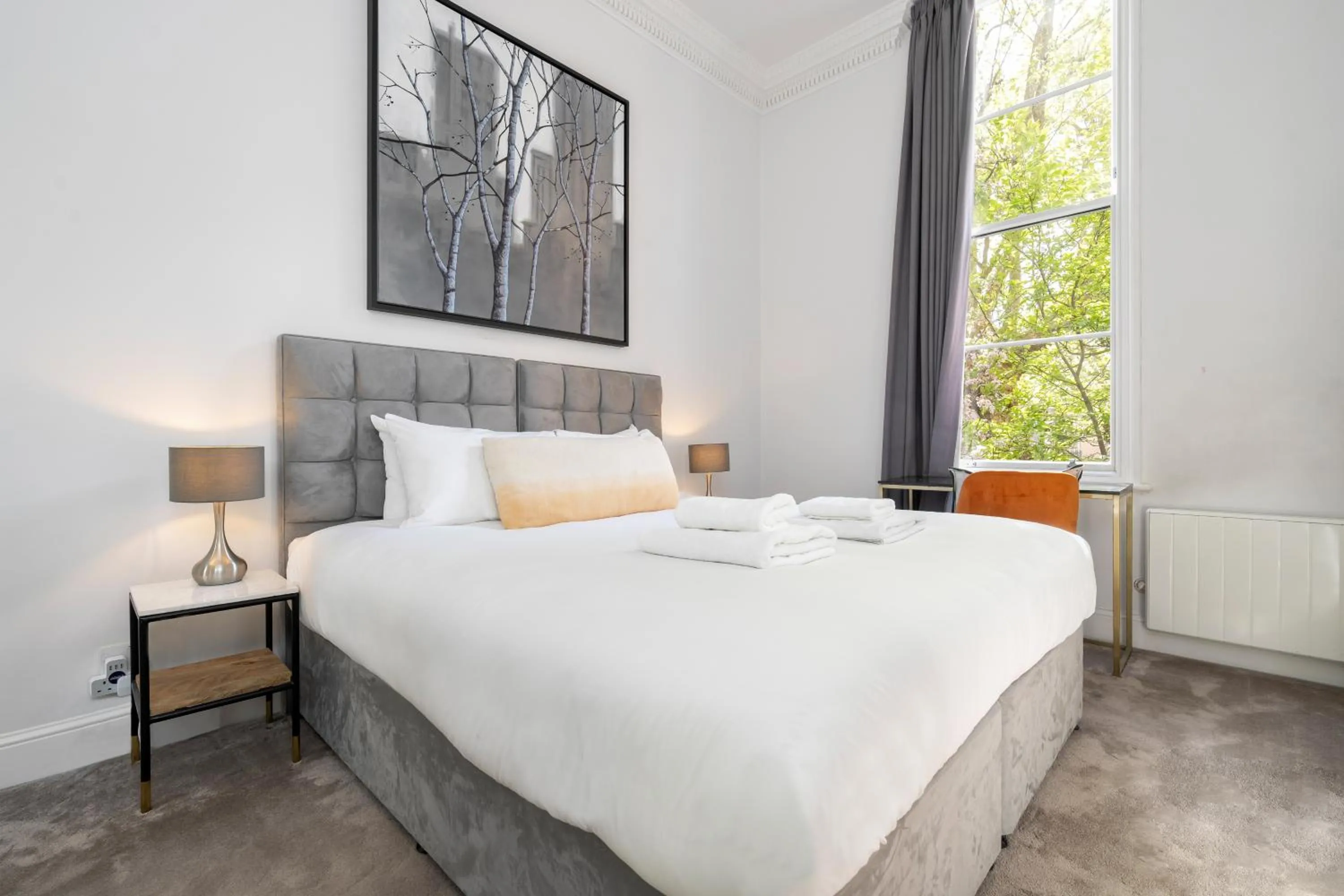 Bedroom, Bed in 3 Sloane Gardens