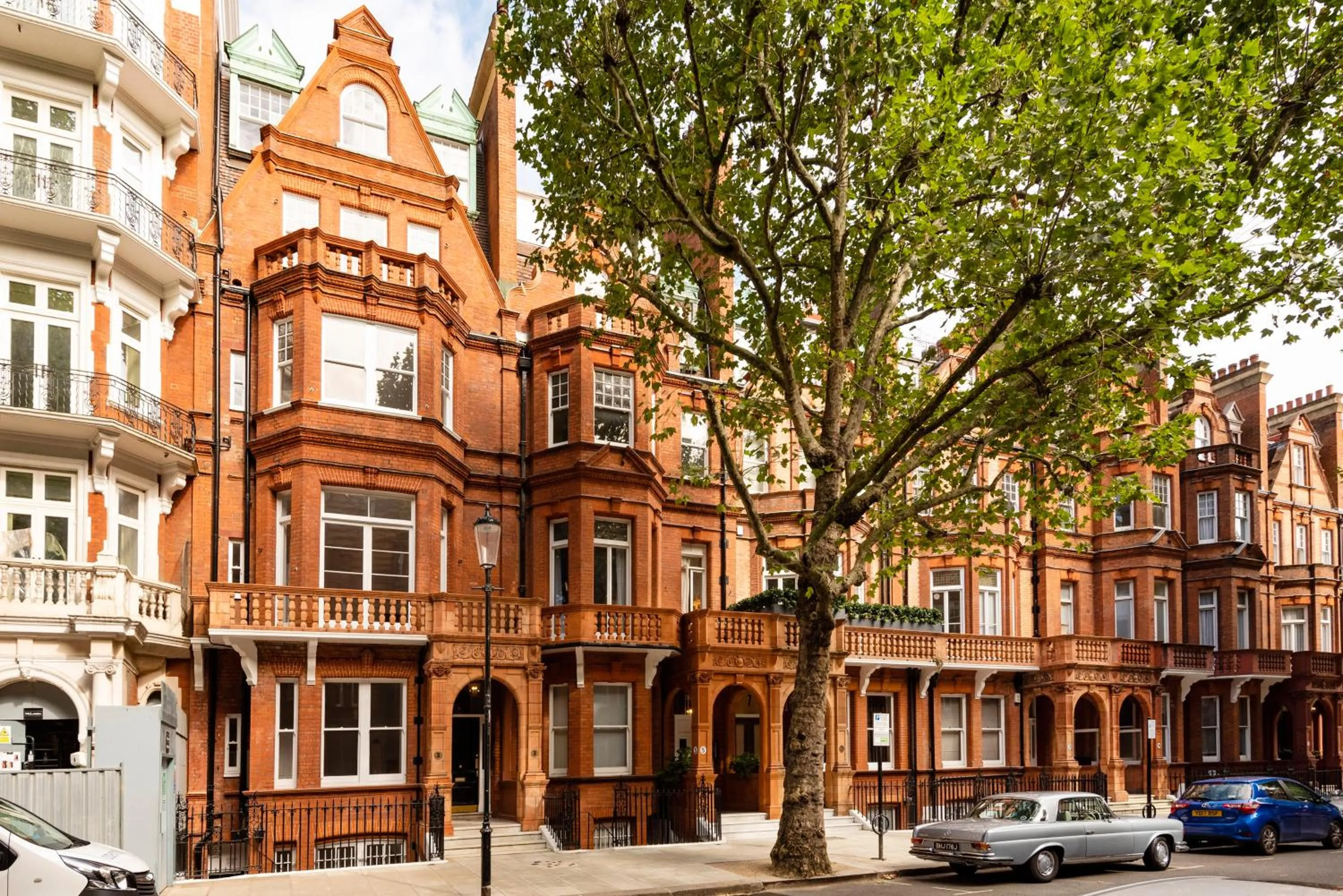 Property building in 3 Sloane Gardens