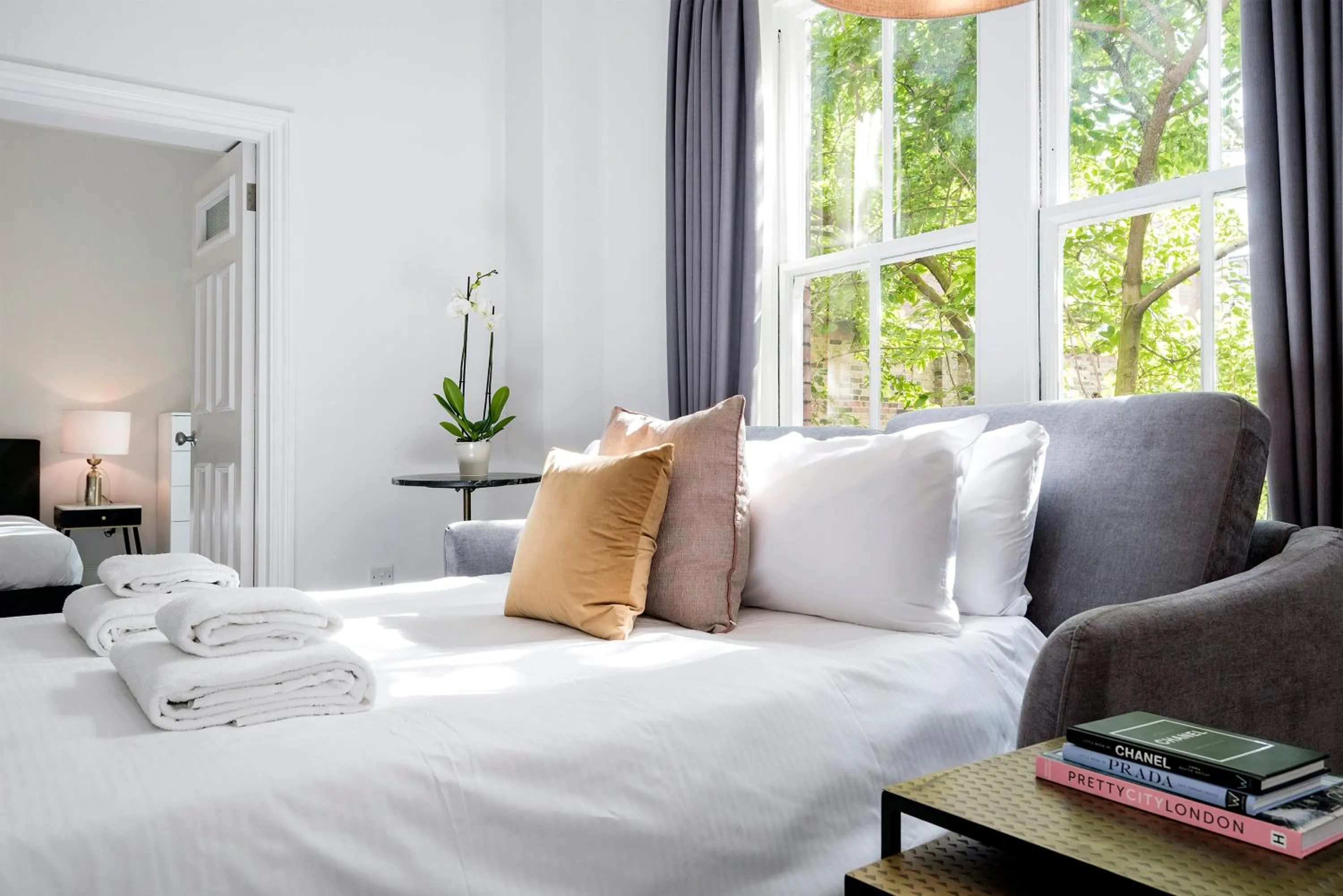 Bedroom, Bed in 3 Sloane Gardens